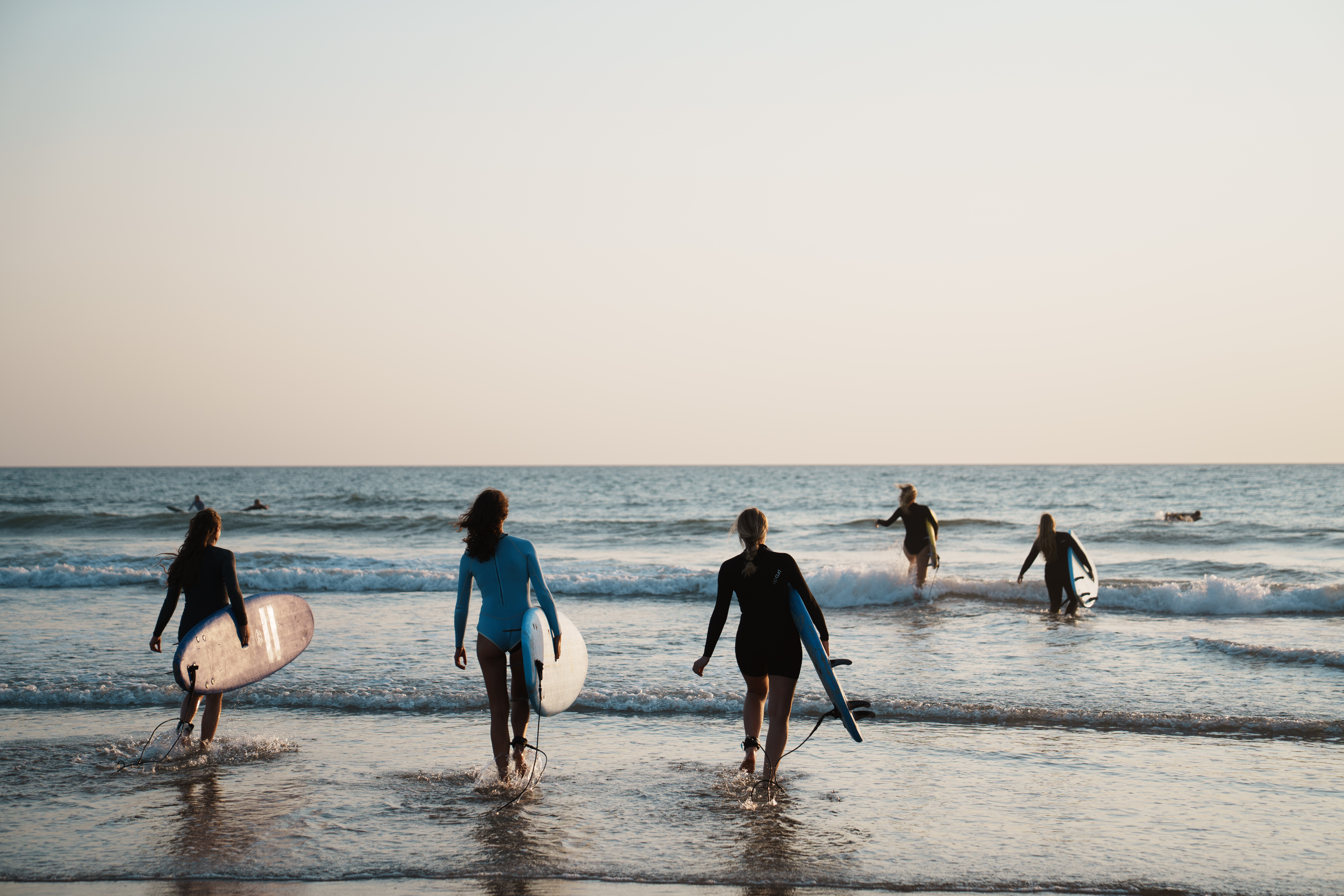 Vrouwen lopen het water in