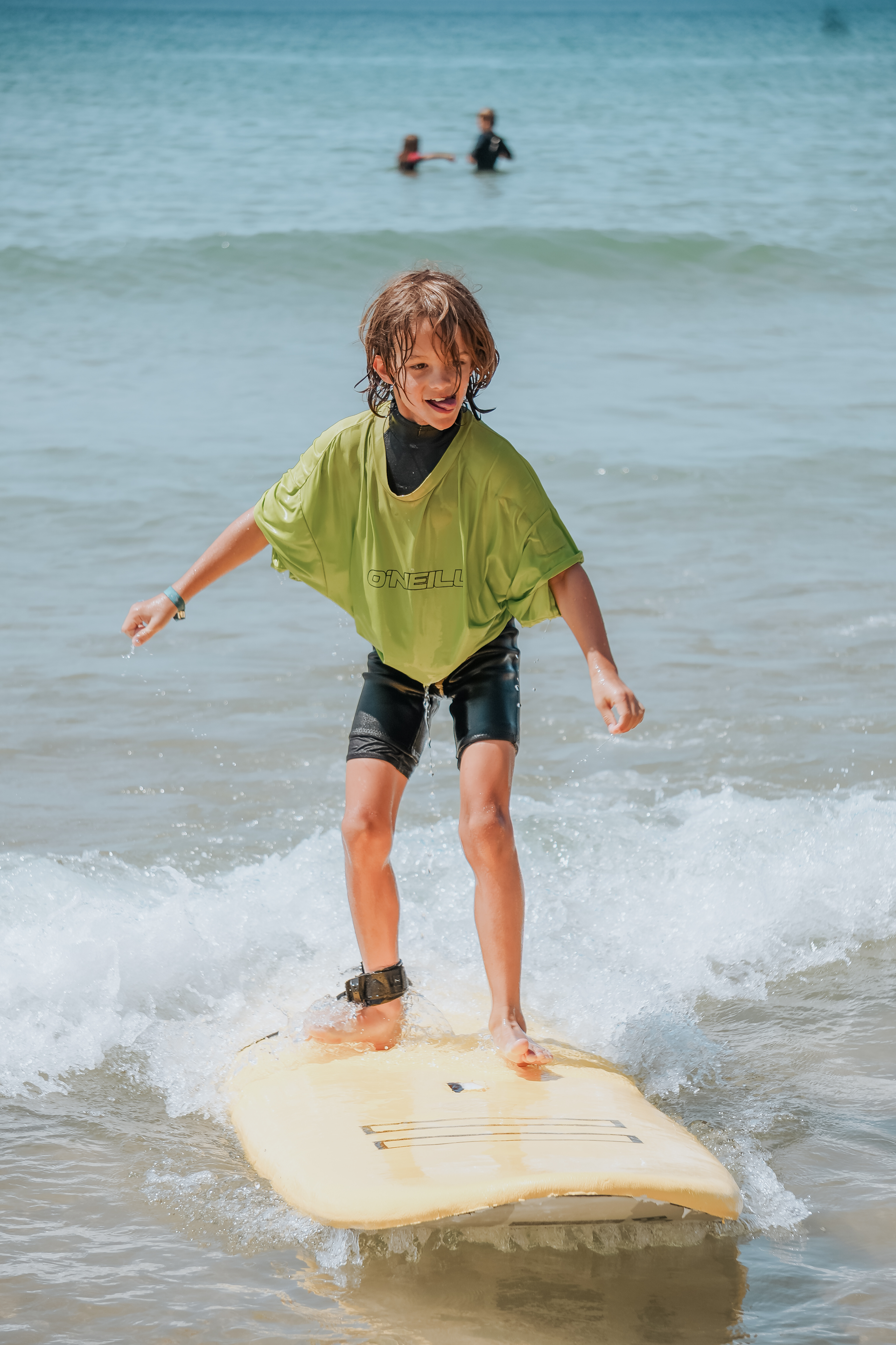 Jongen met groen shirt op bodyboard