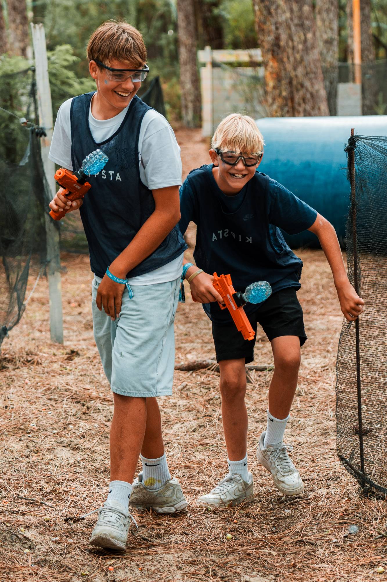 Jongens spelen met gelblasters
