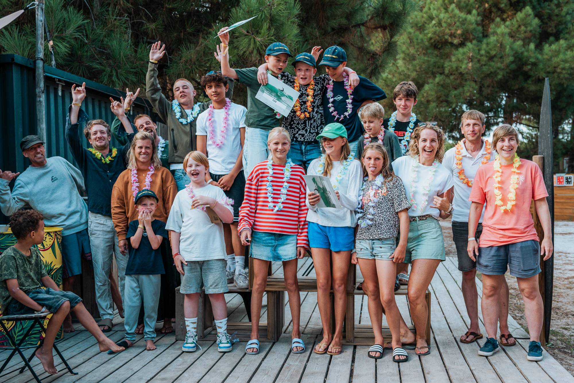 Groep viert feest met slingers