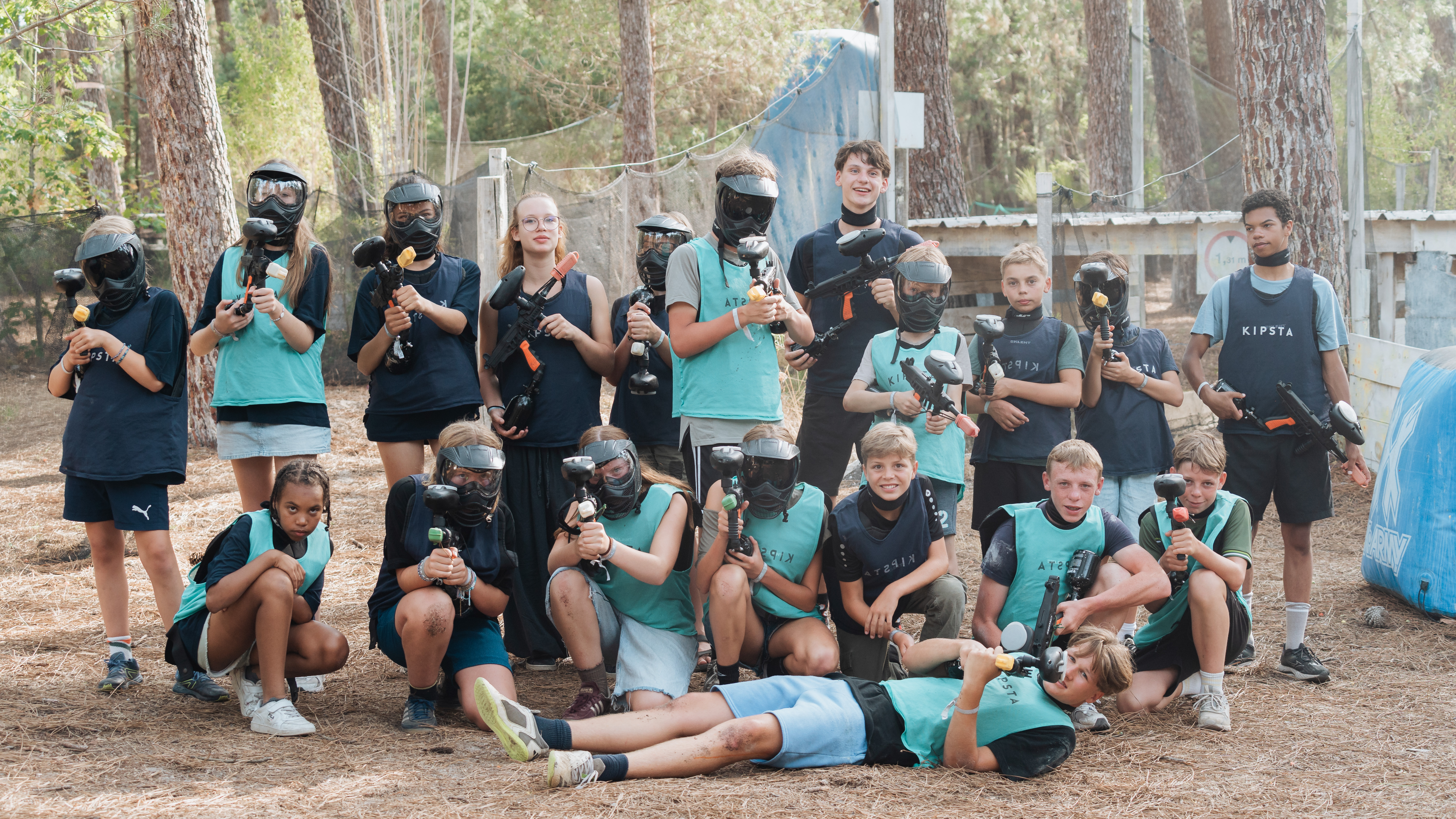 Groep speelt paintball in het bos