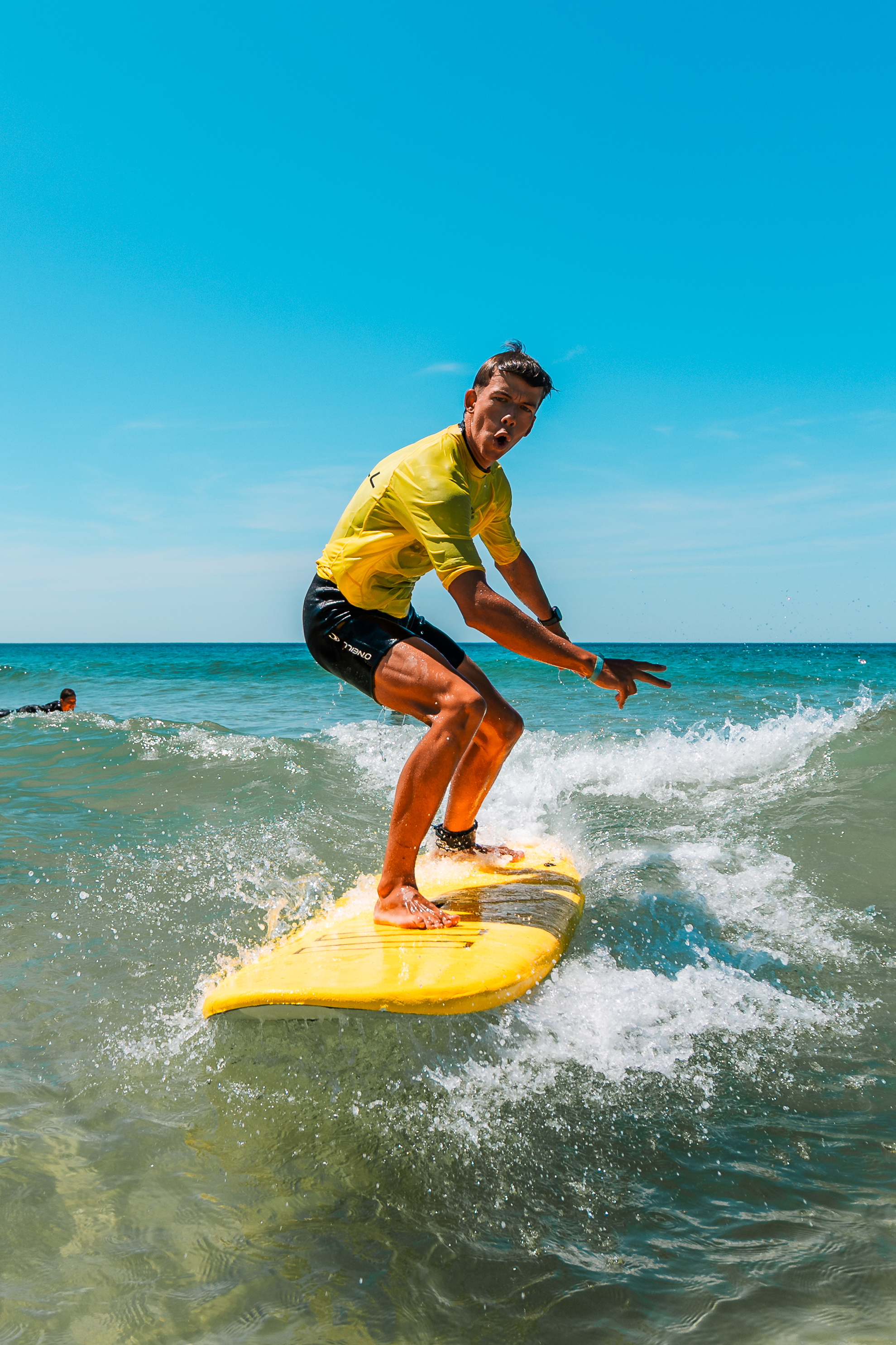 Le Pin Sec surfkamp - jongen surft op golf