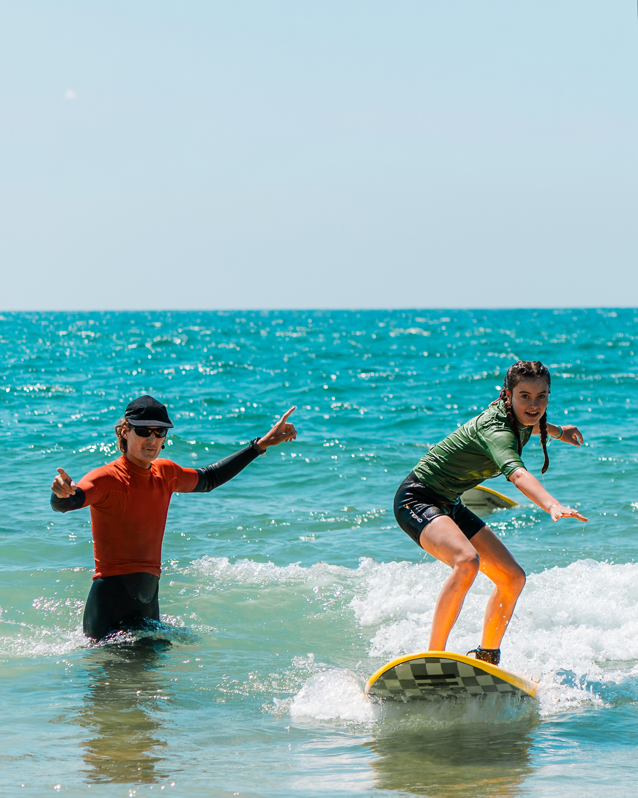 Le Pin Sec surfkamp - coach en jongere in het water