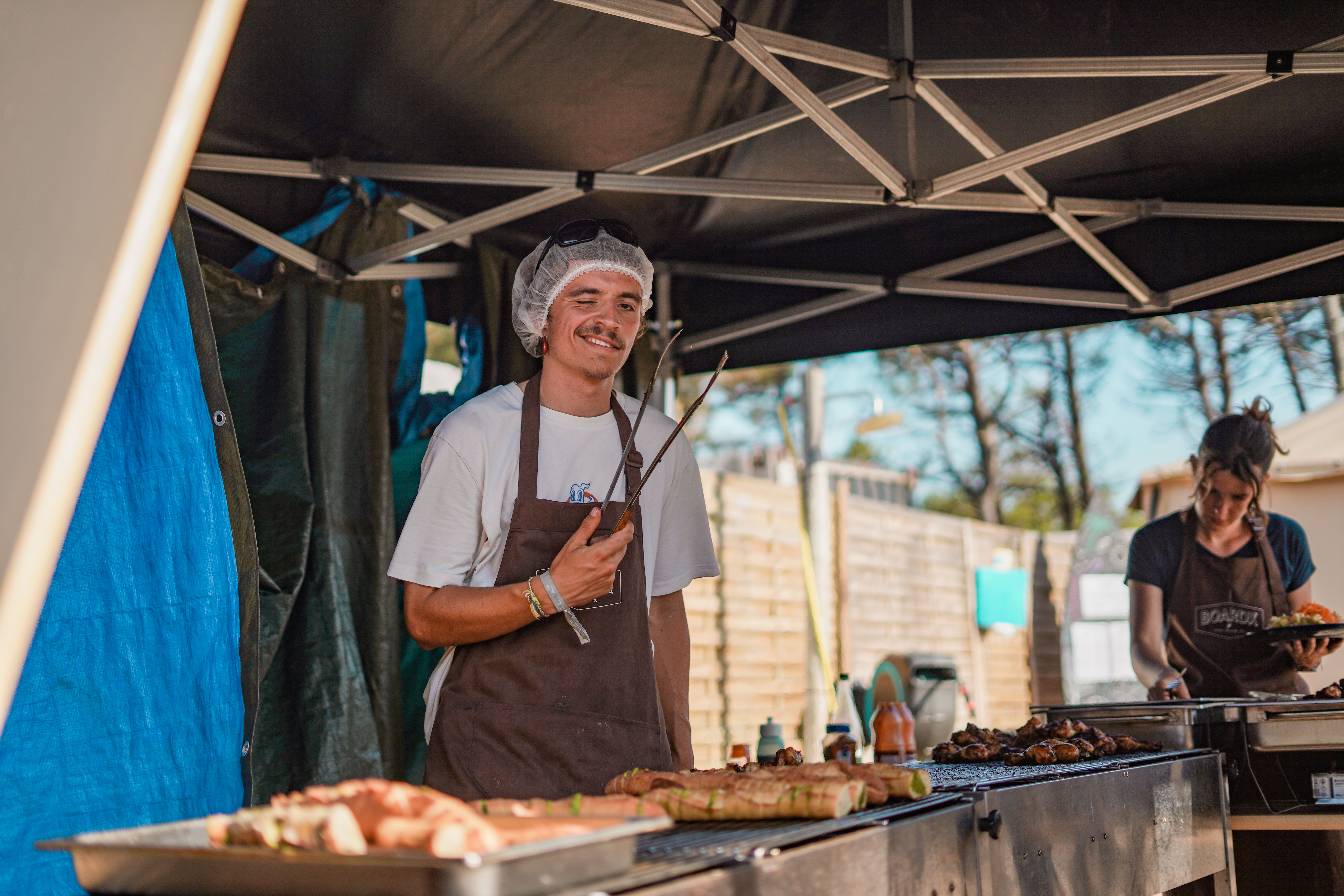 Le Pin Sec crew - bbq onder de tent