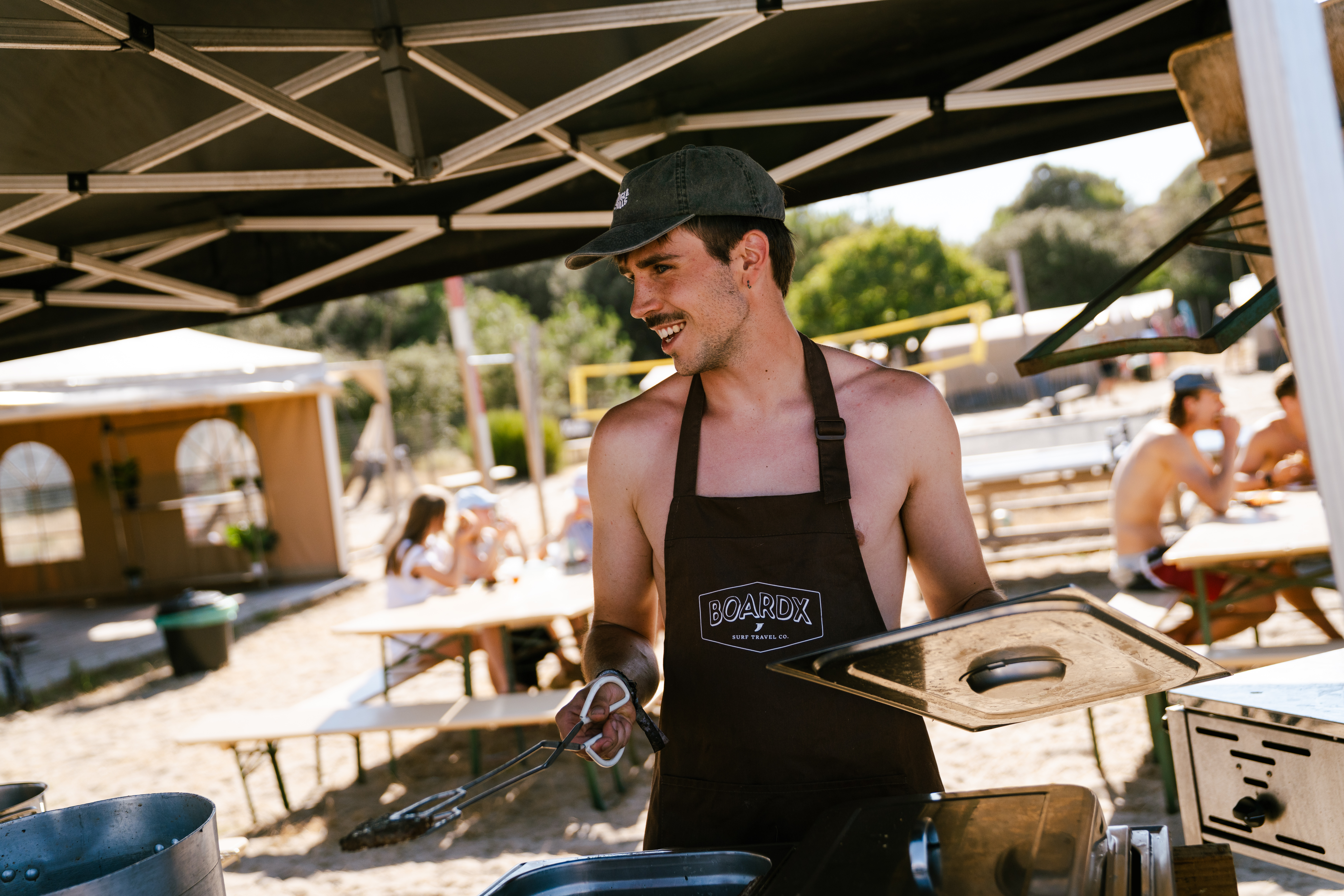 Le Pin Sec crew - bbq en picknicktafels op het strand