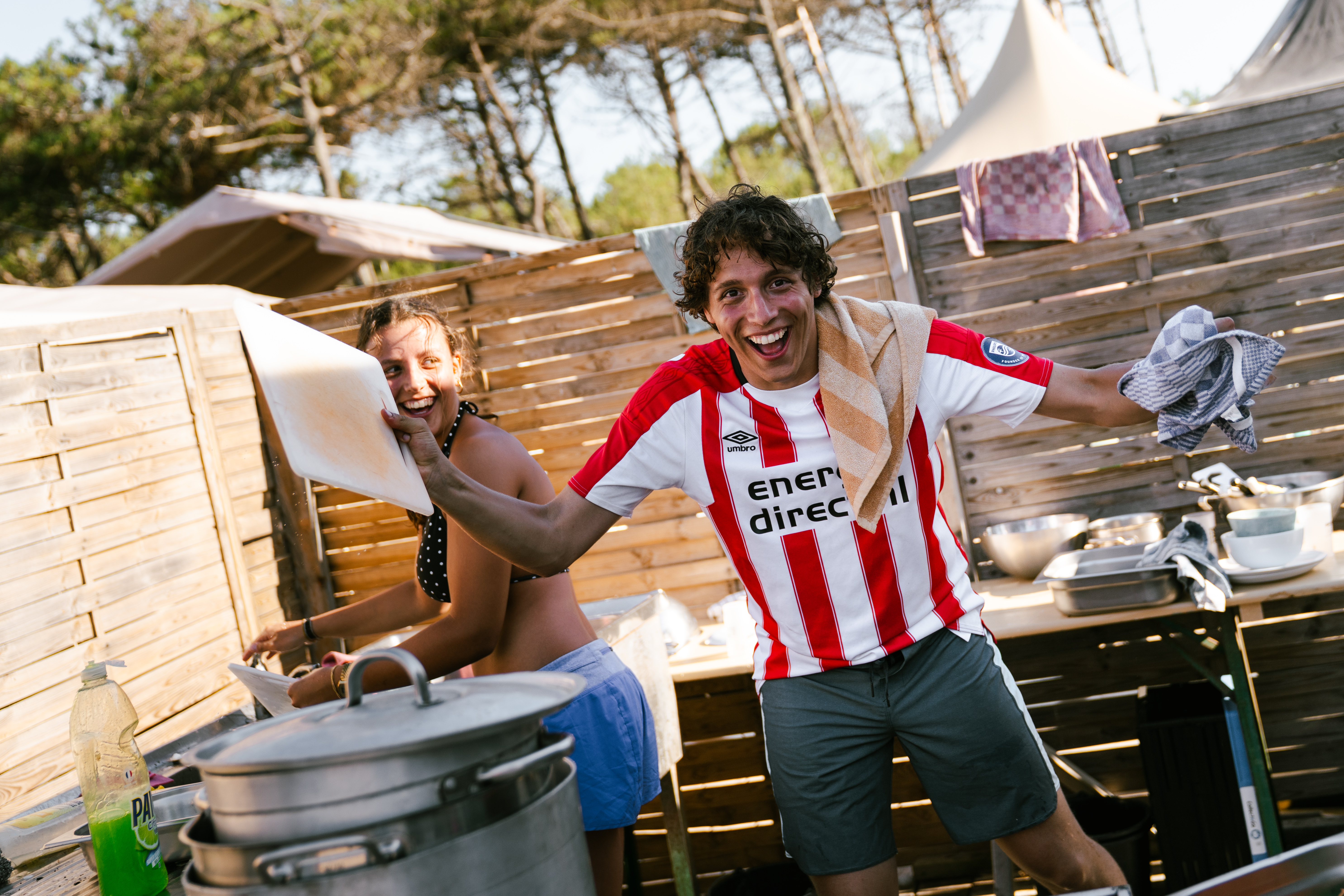 Le Pin Sec crew - koken met potten en pannen