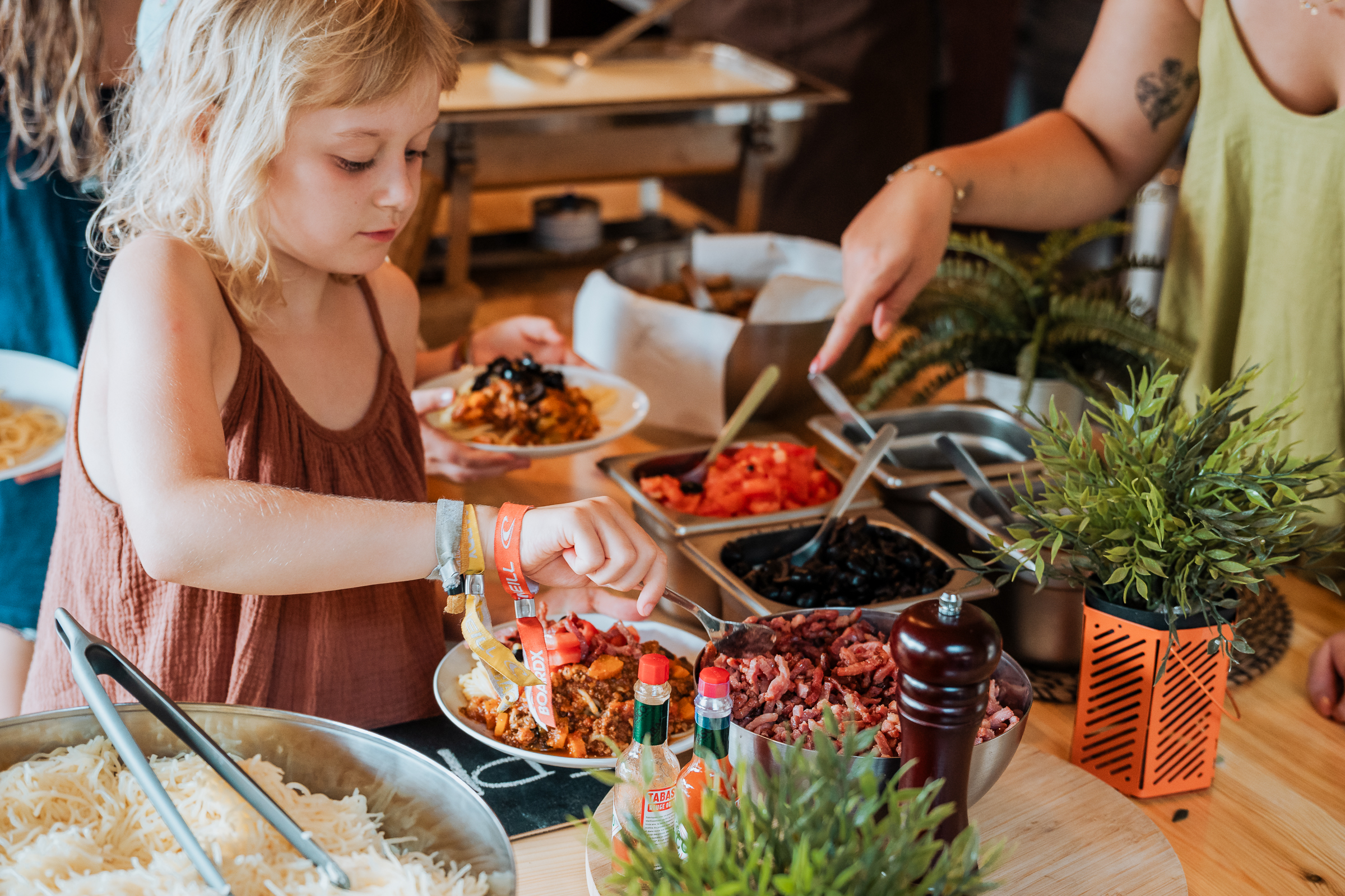 Maxi Monta food - meisje aan het buffet