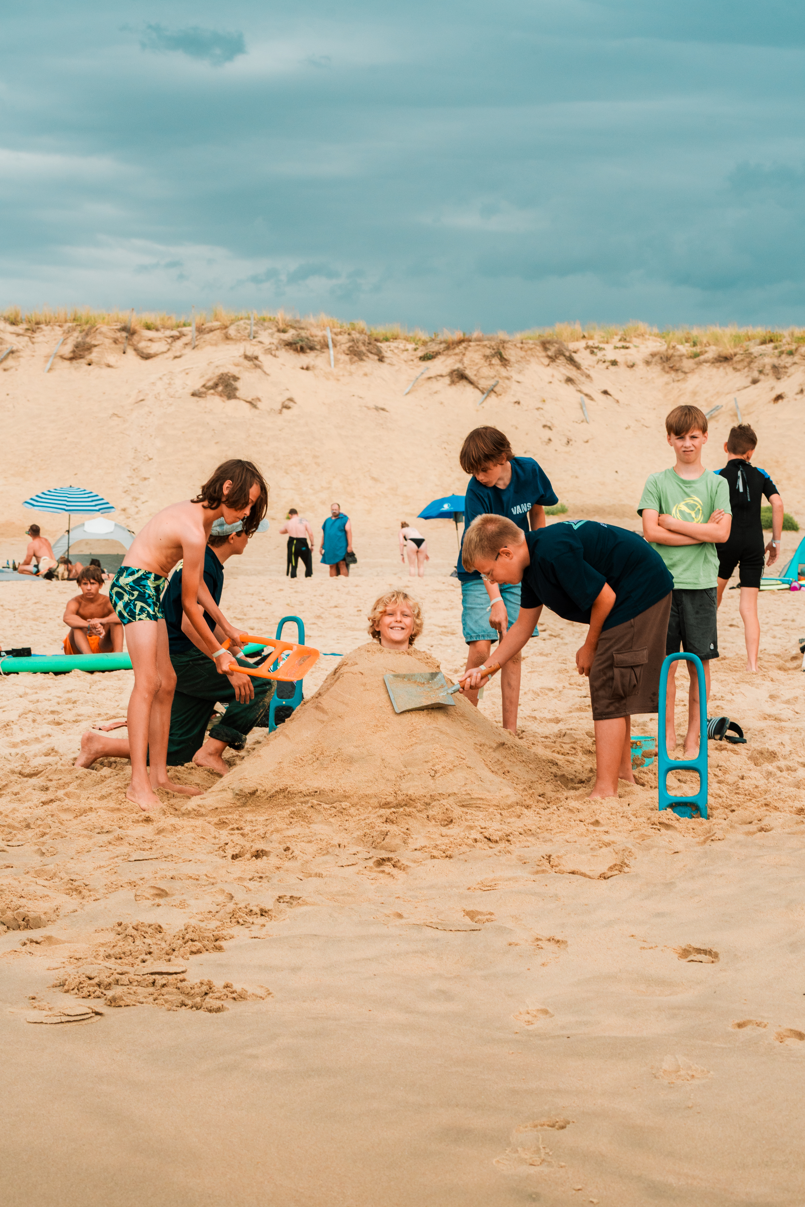 Maxi Monta fun - groep bouwt zandkasteel