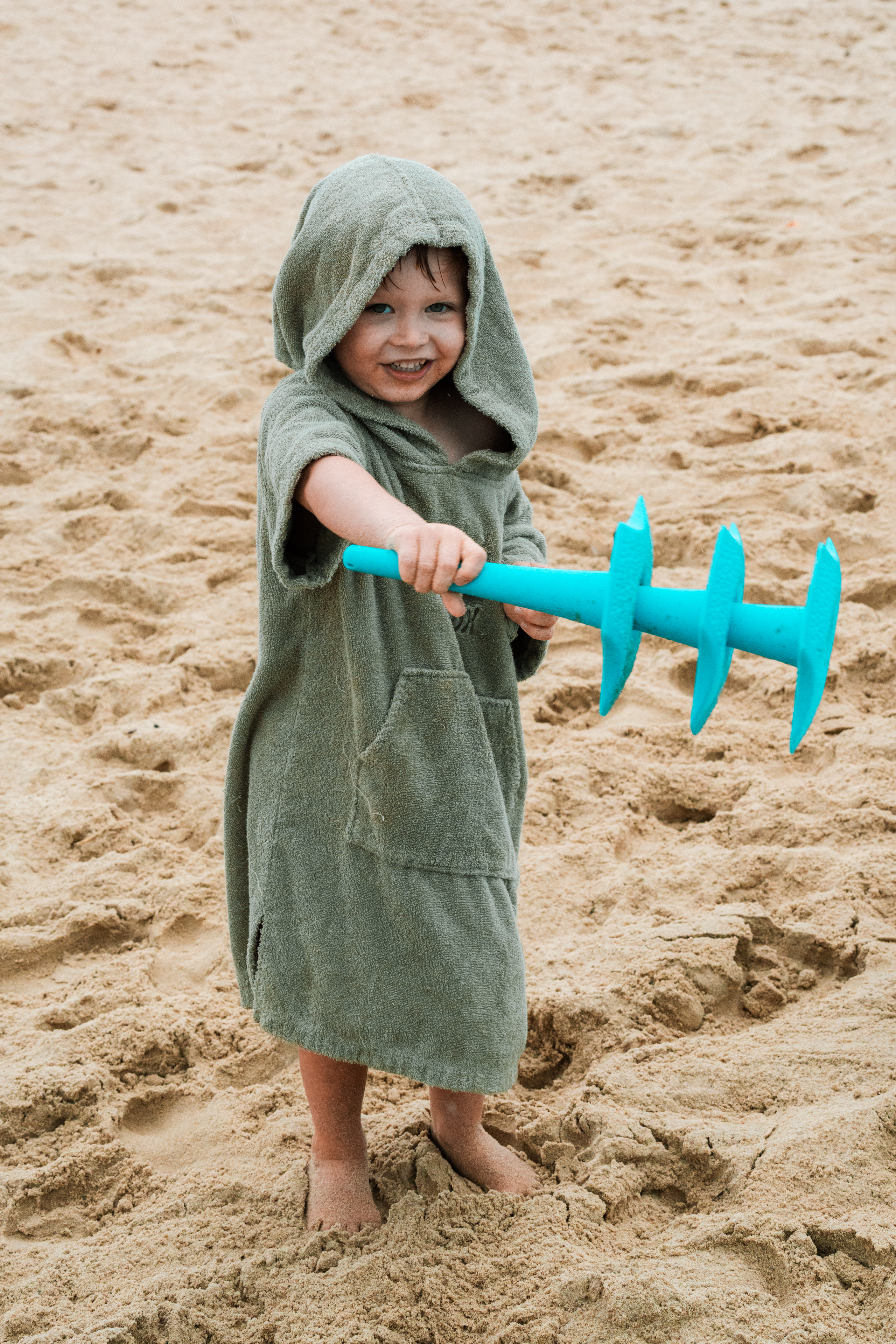 Maxi Monta fun - jongen met poncho en hark