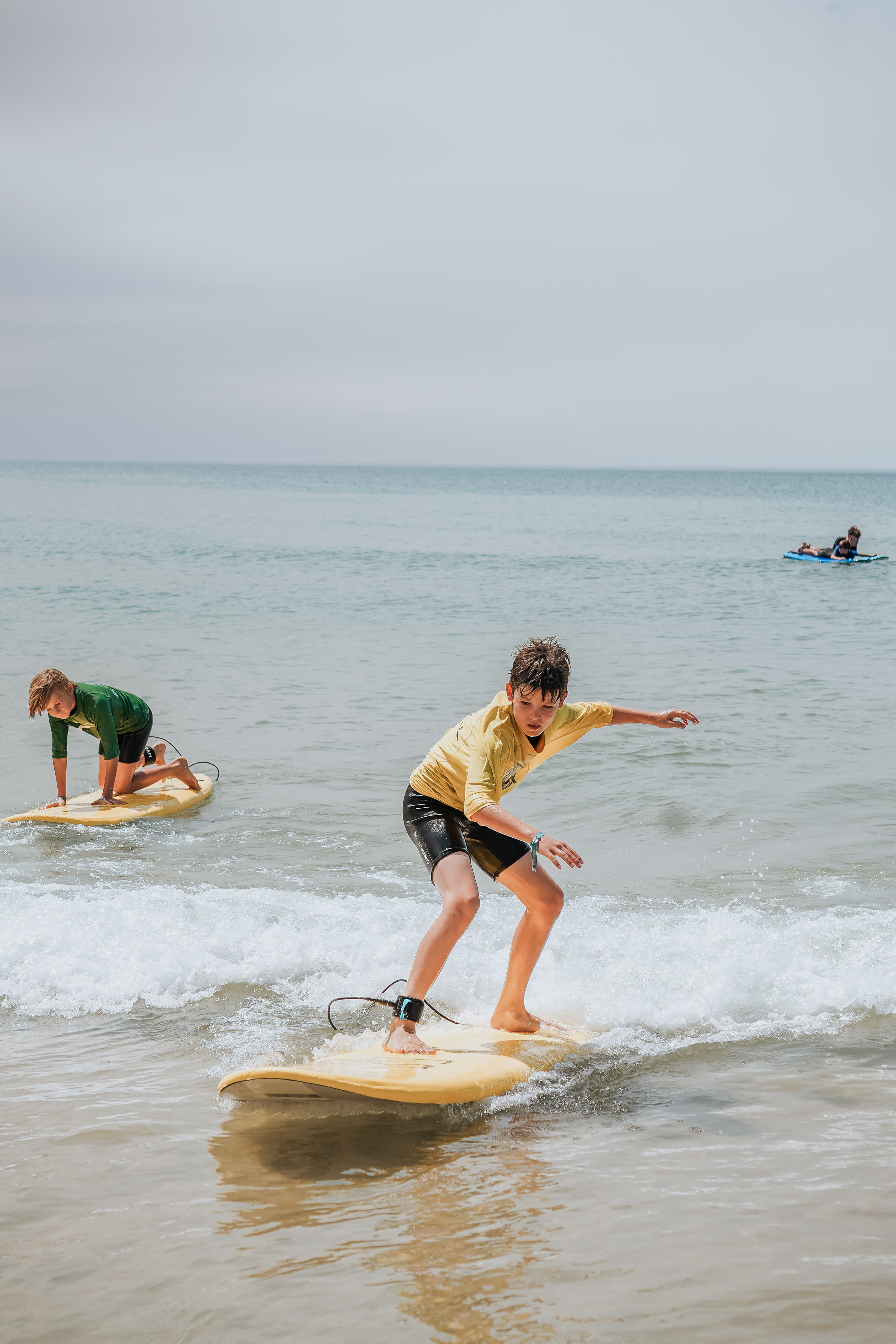 Maxi Monta surf - twee jongens op surfboard