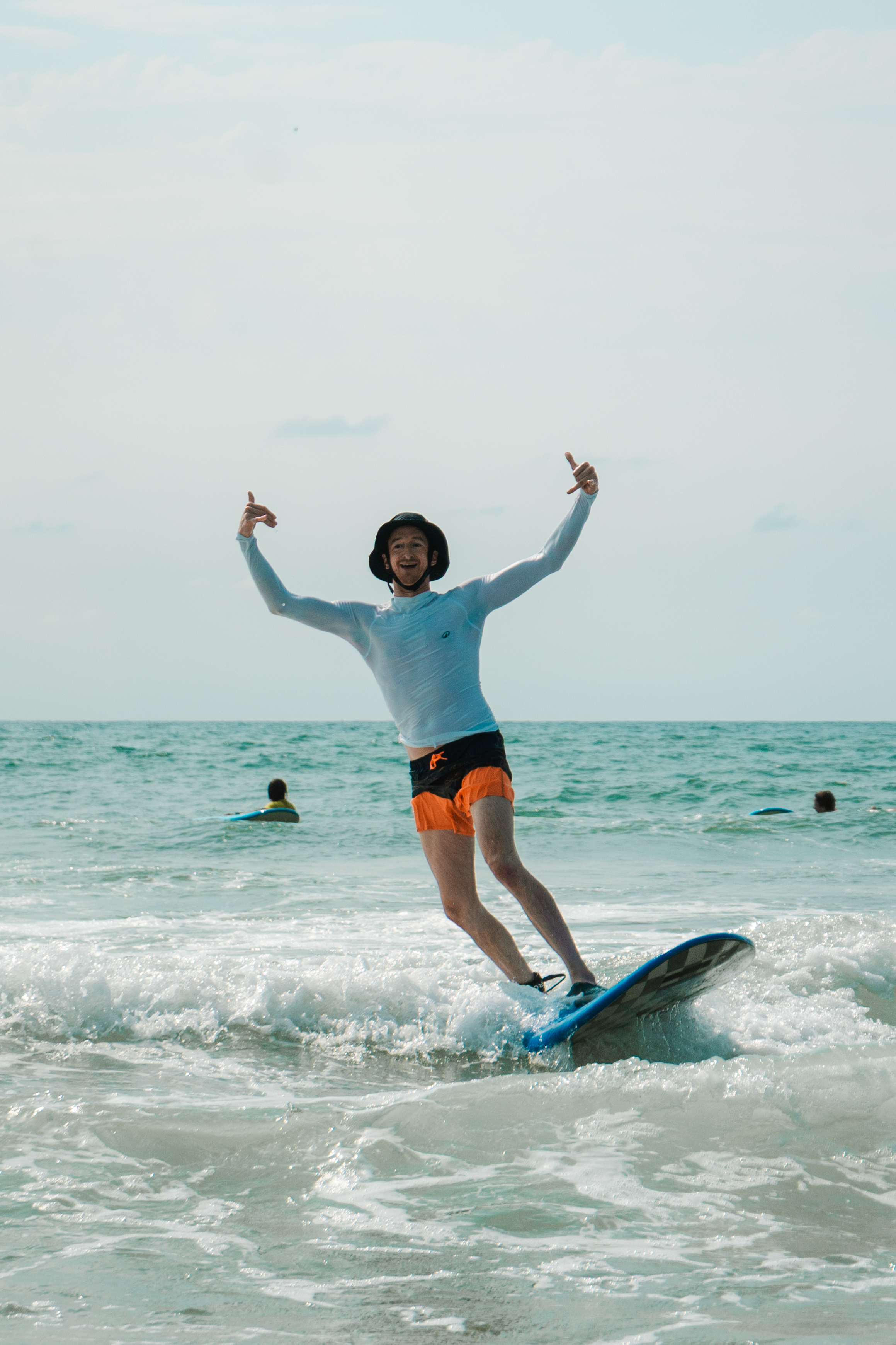 Maxi Monta surf - man met duimen omhoog