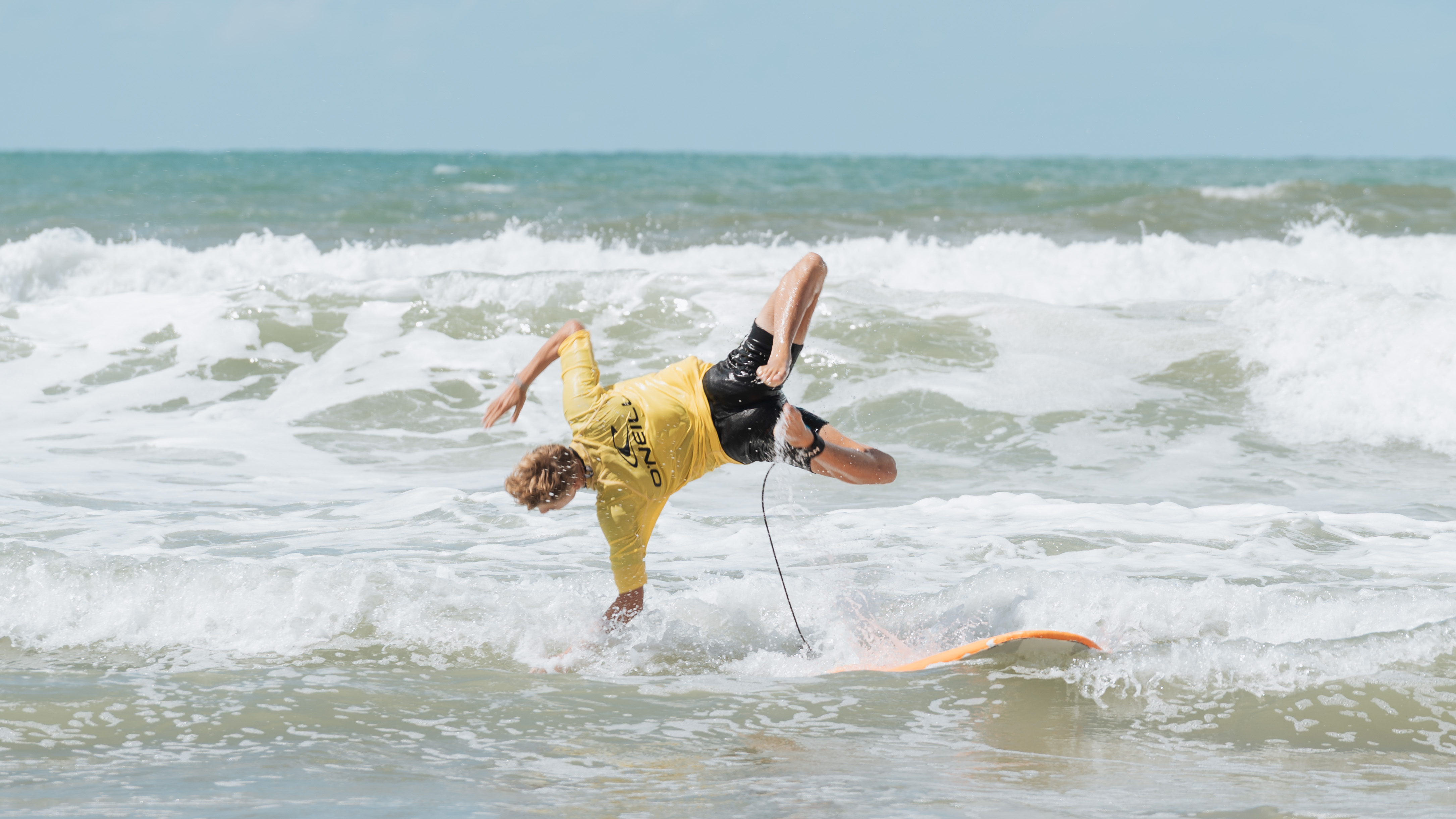 Maxi Monta surf - jongen valt van surfboard