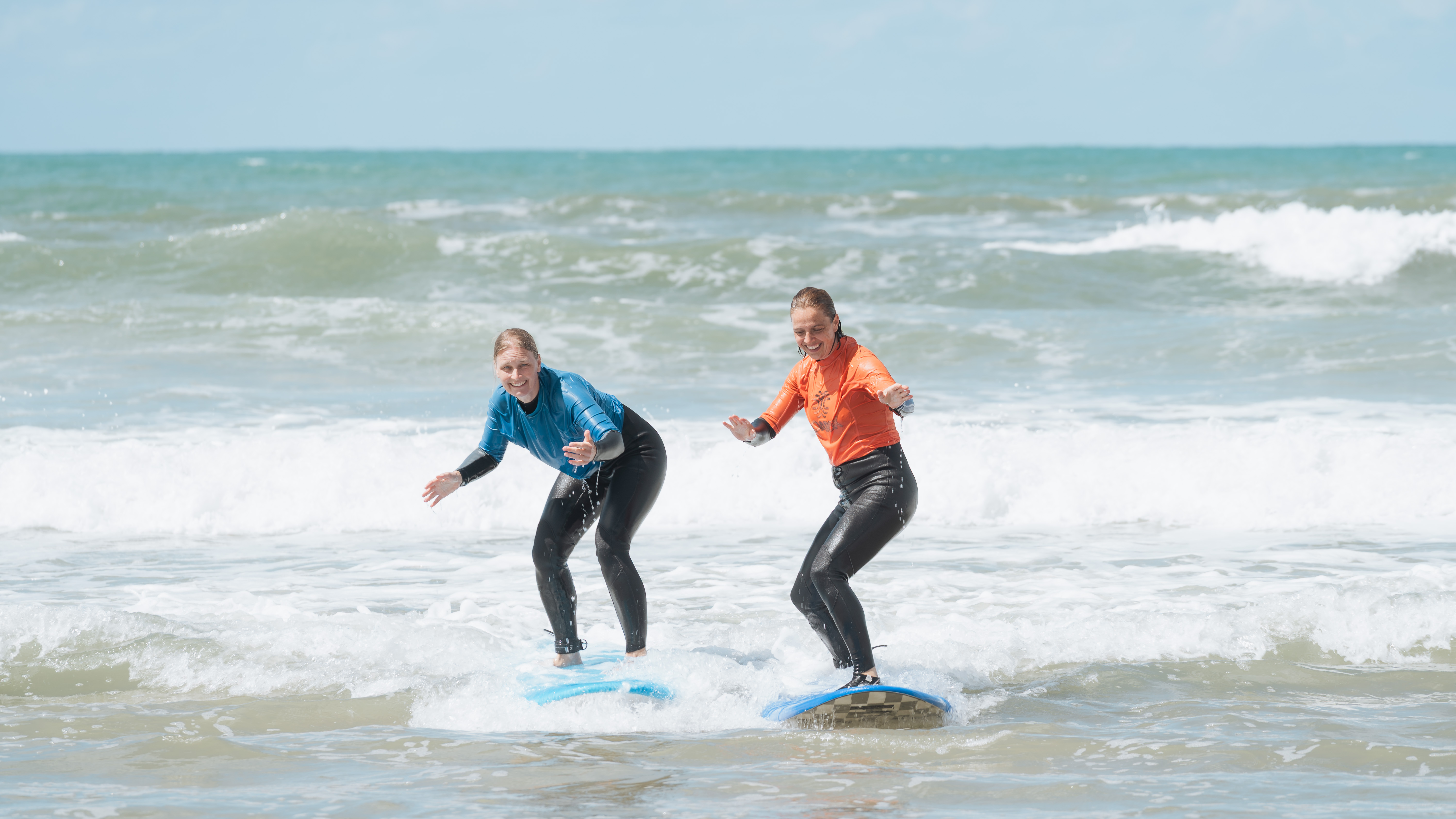 Maxi Monta surf - twee vrouwen surfen