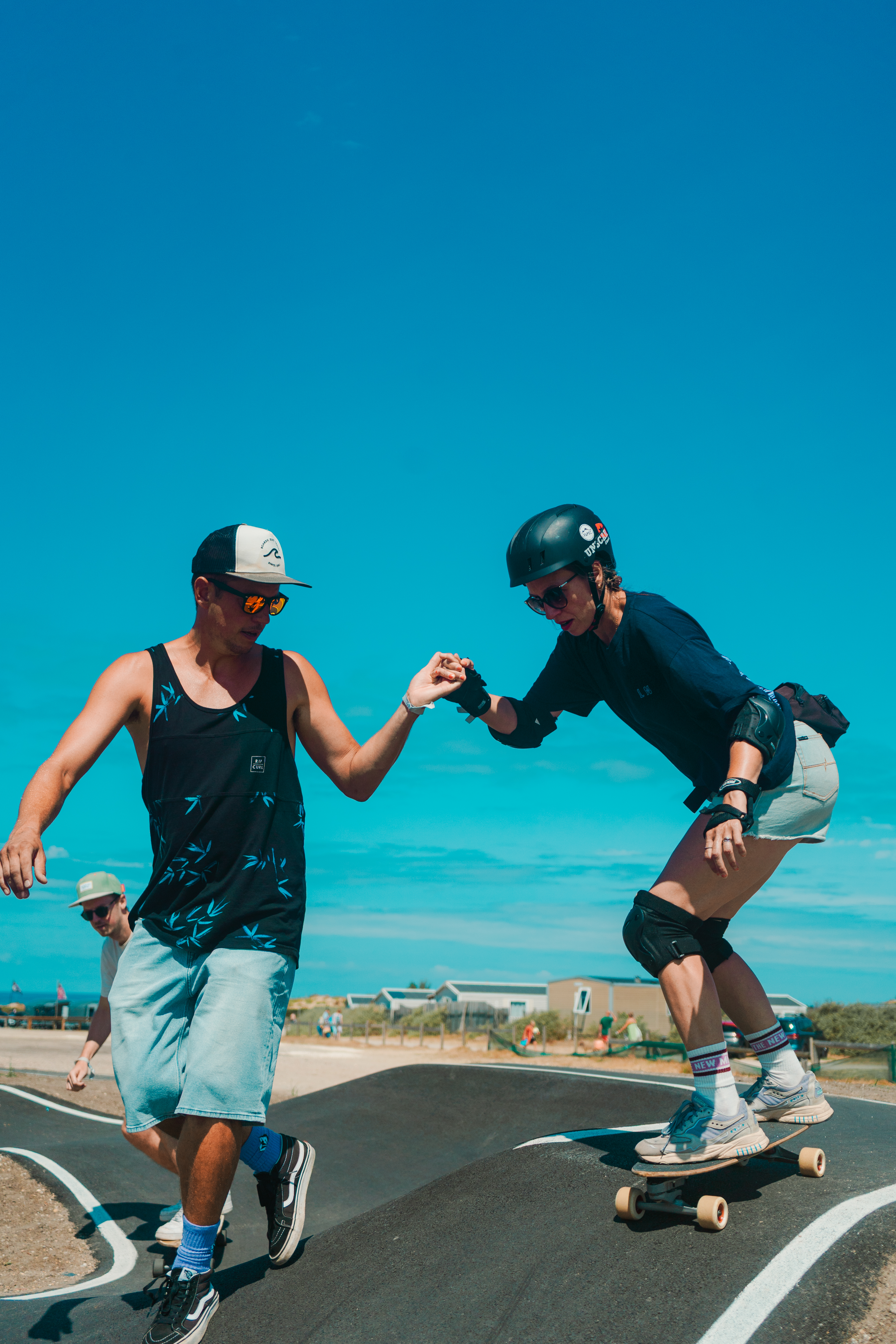 Maxi Monta action - skateboard high five