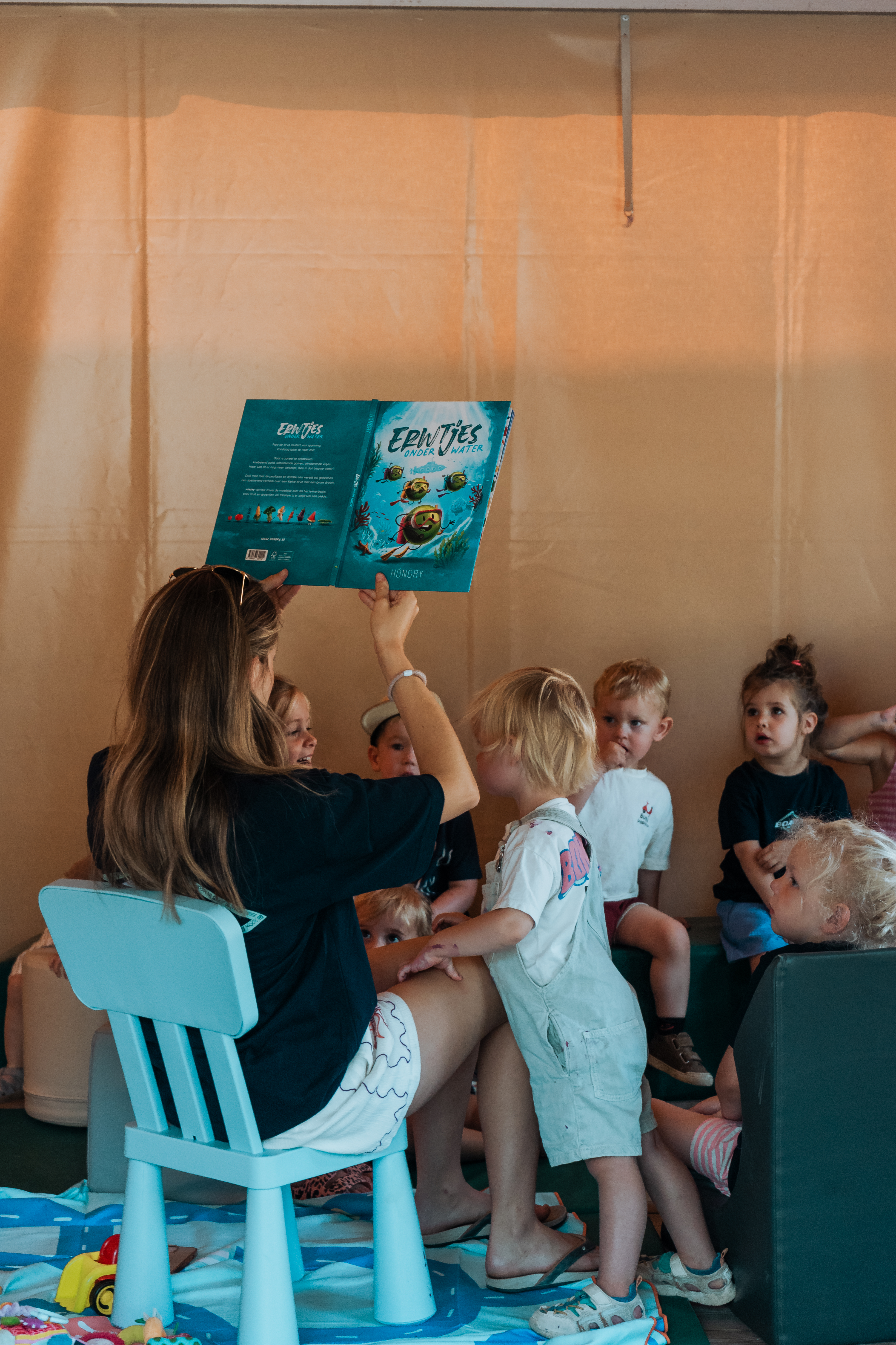 Toddler Week fun - voorlezen in tent