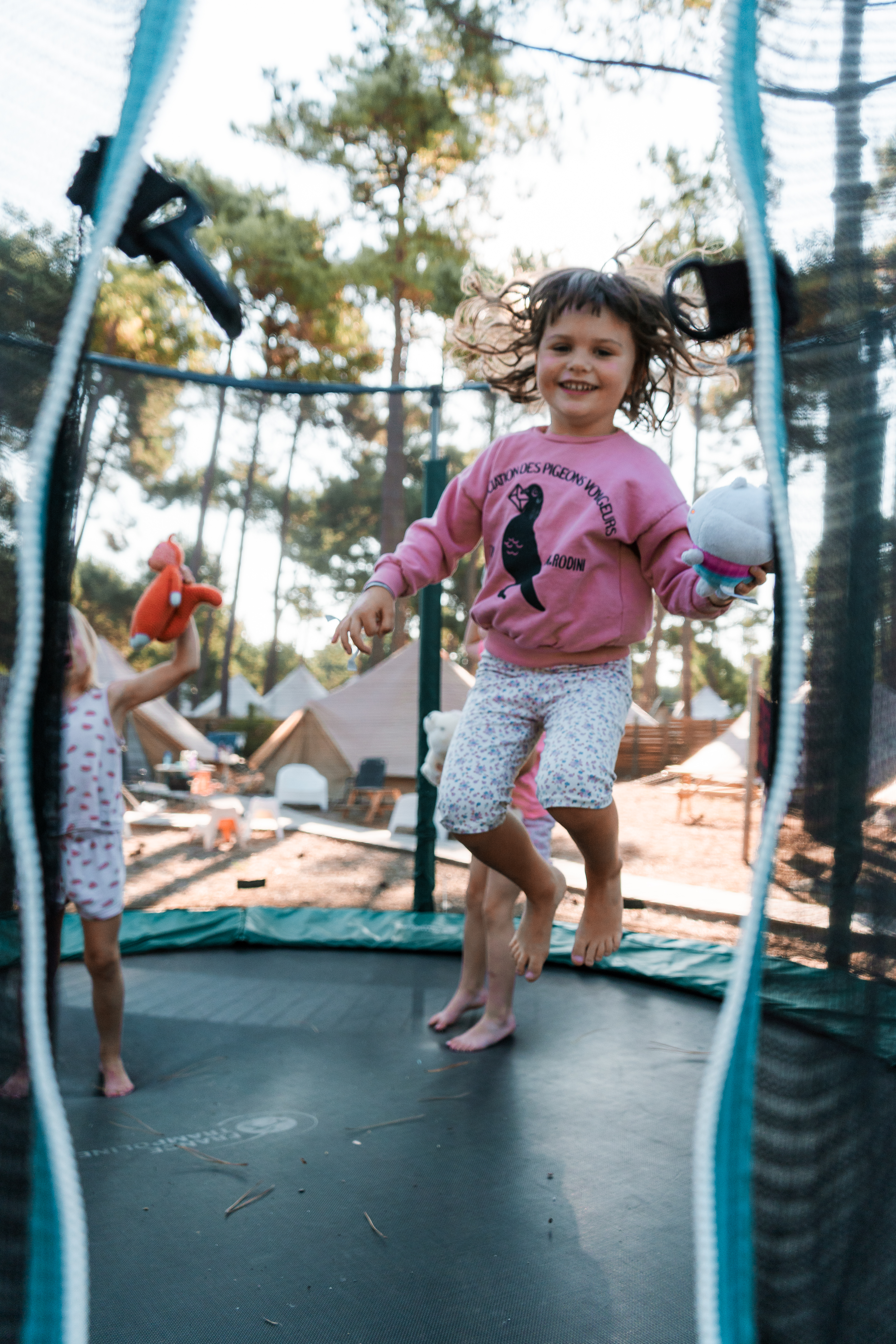 Toddler Week fun - trampoline meisje