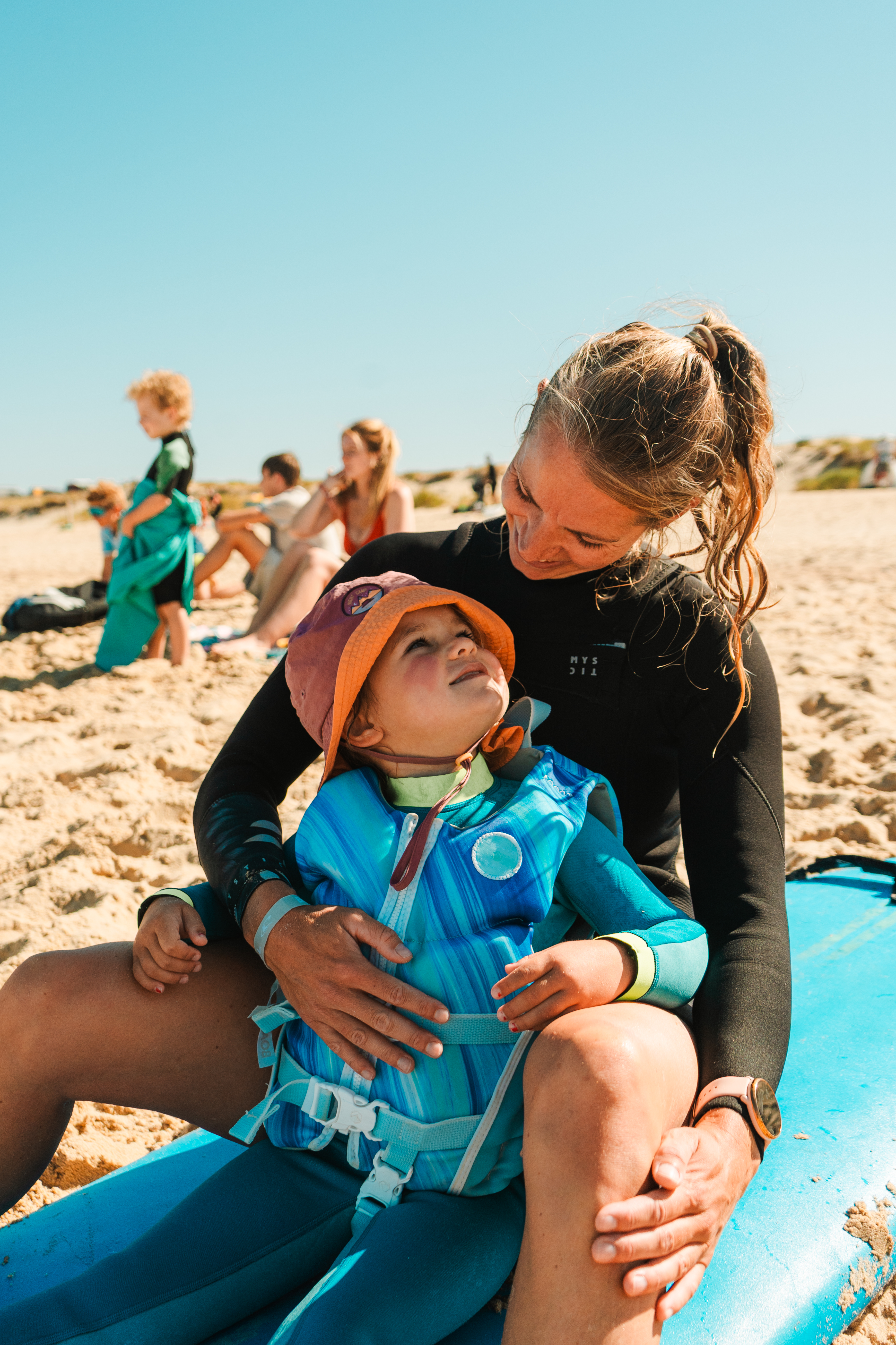 Toddler Week surf - coach en kind op het strand