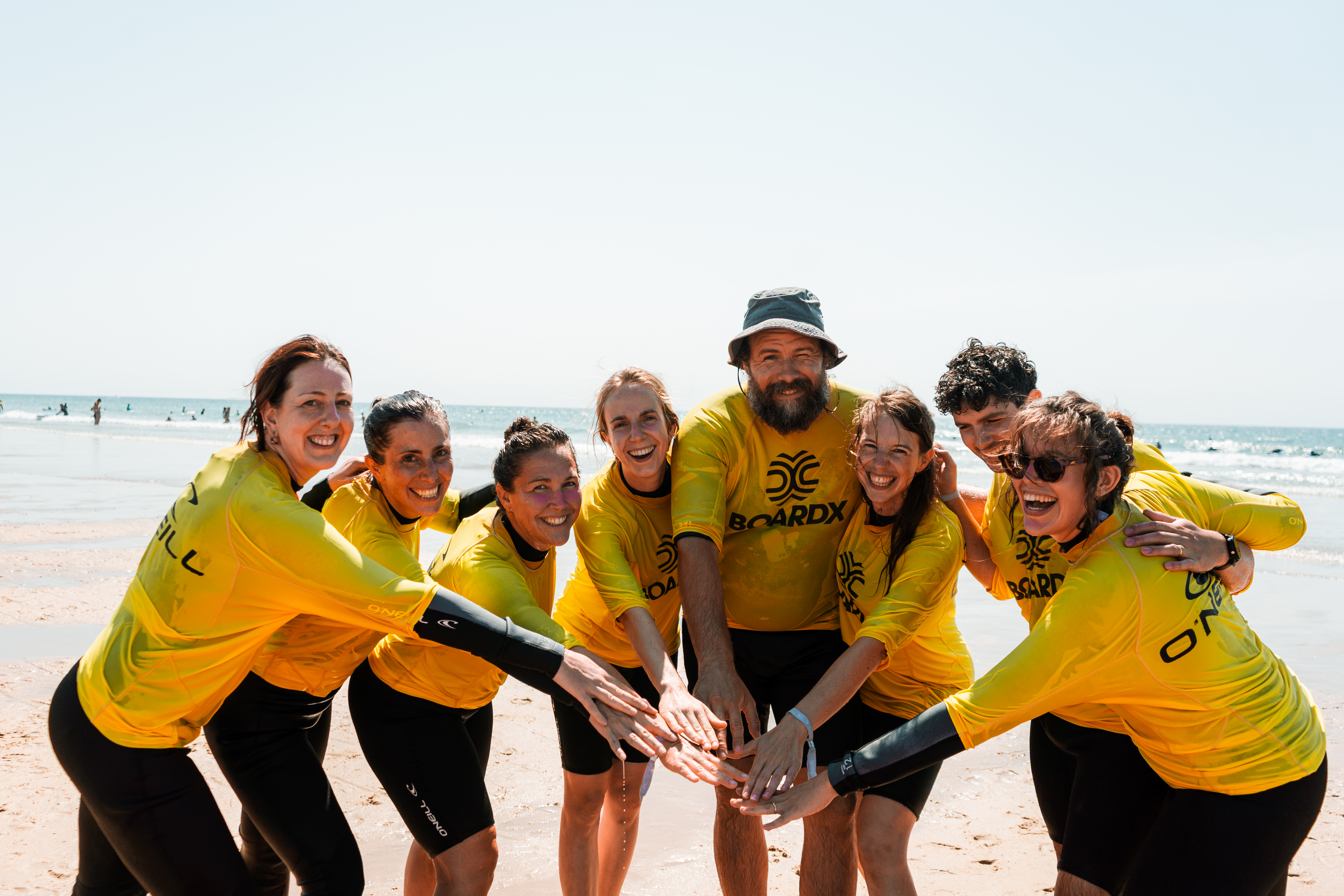 Toddler Week surf - groepsfoto in geel