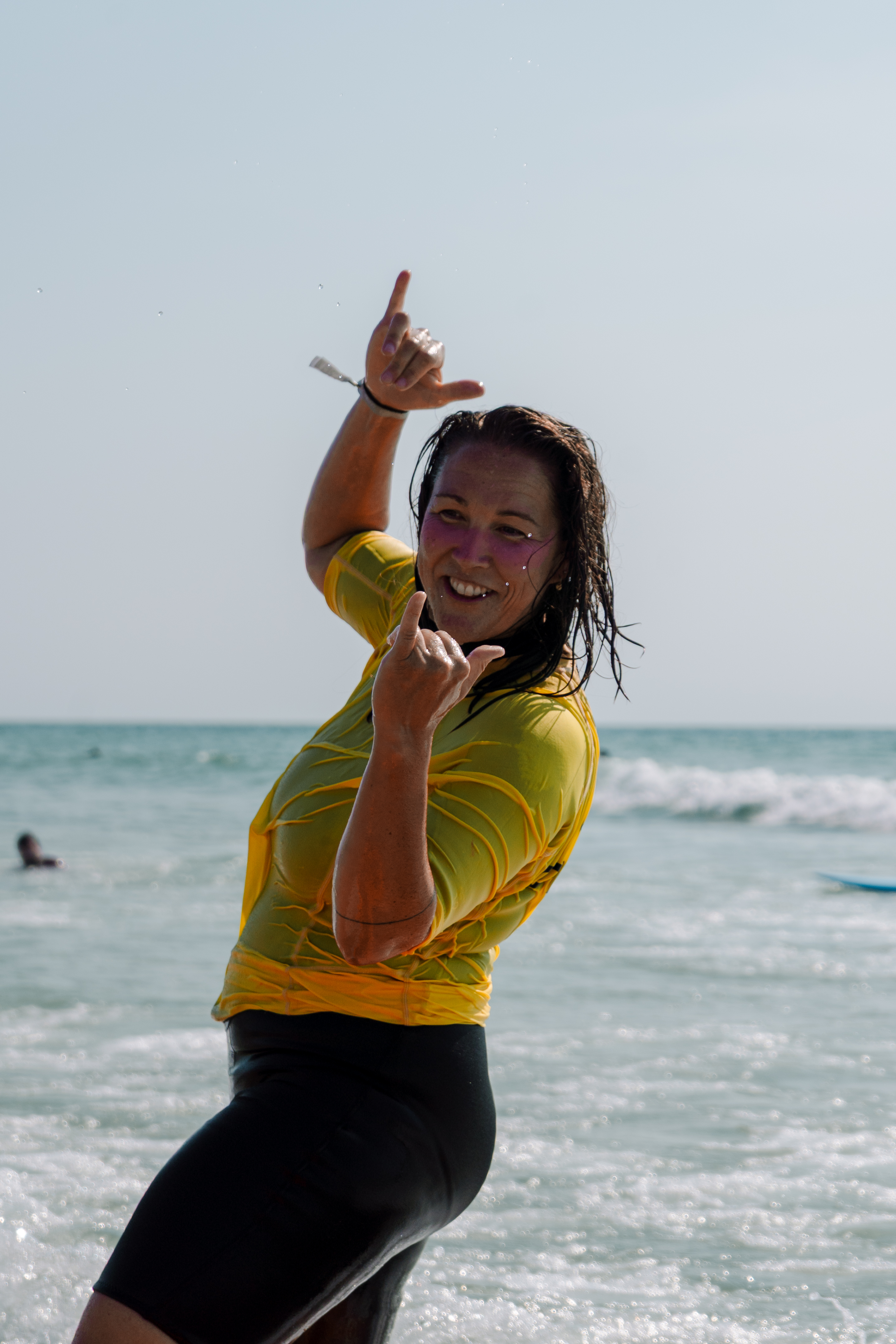 Toddler Week surf - vrouw met shaka teken