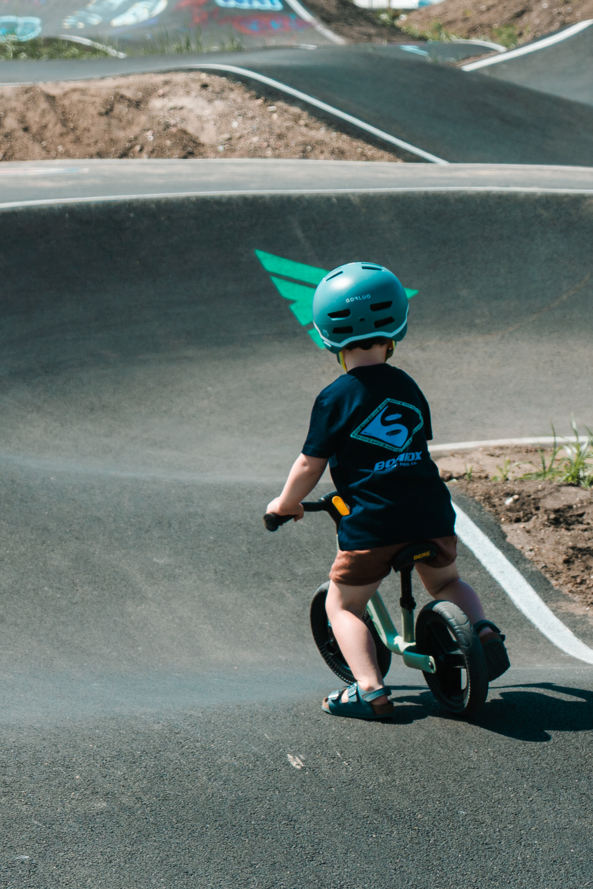 Toddler Week action - jongen op pumptrack