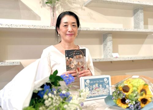 サロンのメンバーや大切な人に囲まれた出版記念パーティーでの藤川温子さん