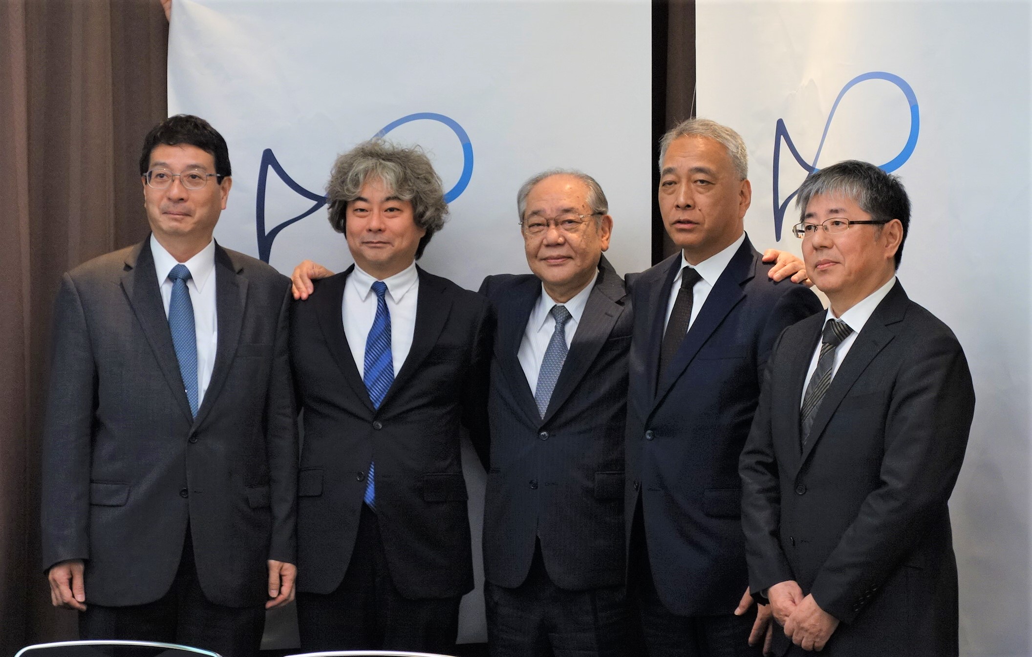 左から村上教授、荻島教授、高坂名誉所長、後藤センター長、高木センター長 DSC003503