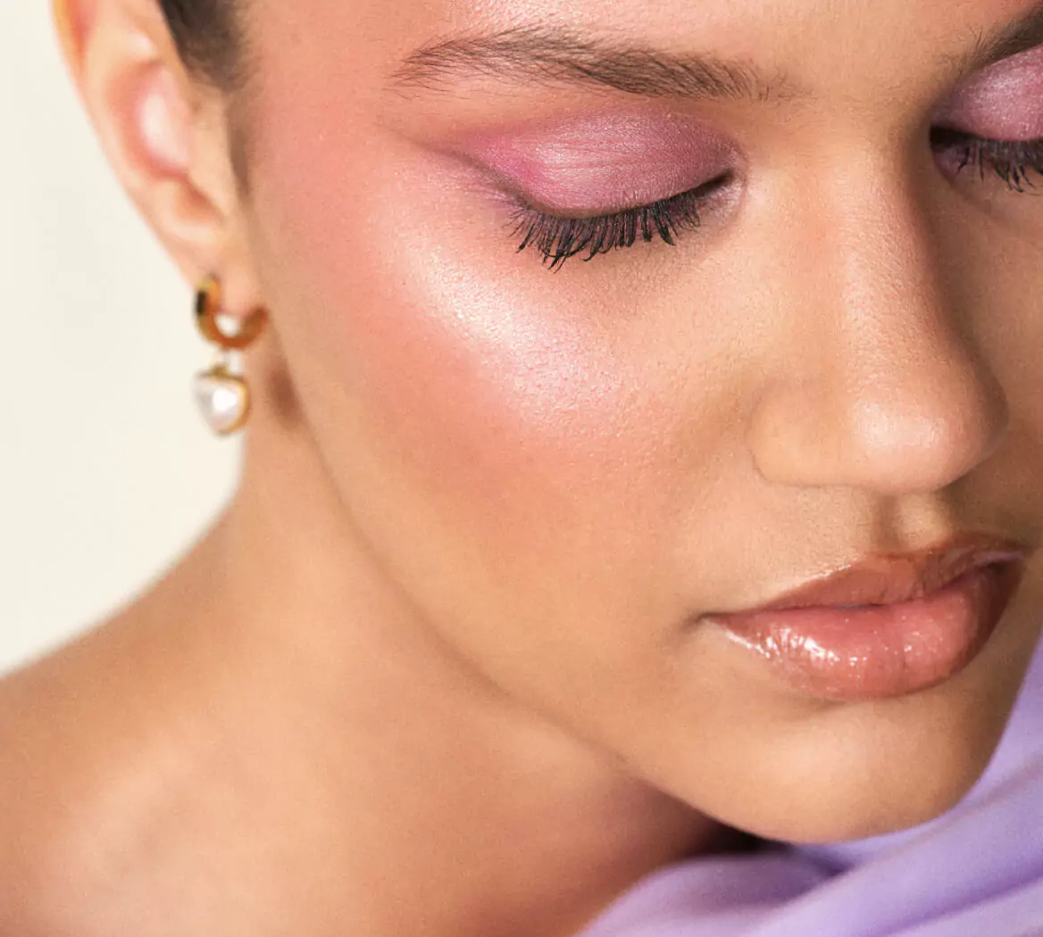 How-To: Blush sandwiching for a skin-like flush