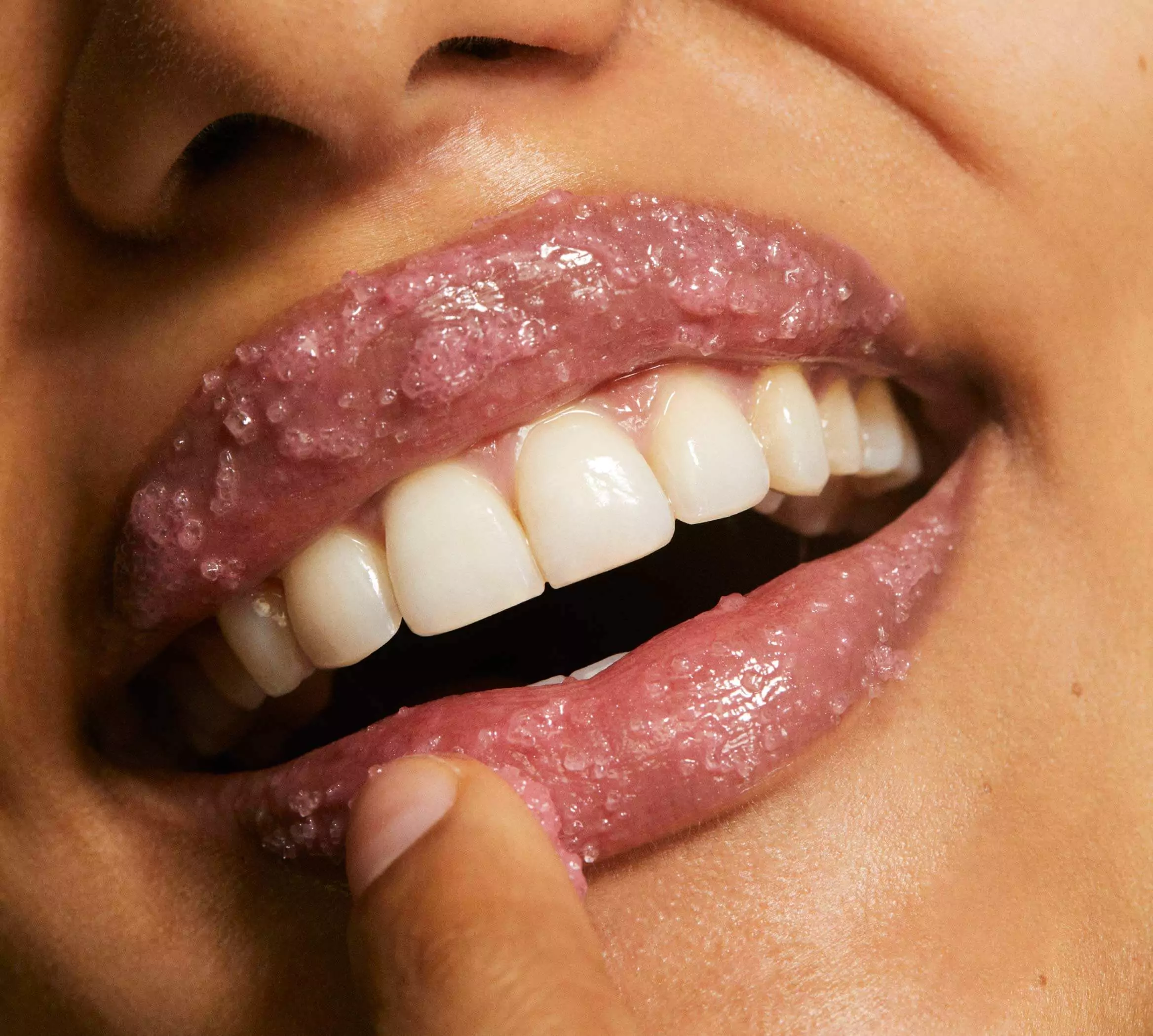 How to remove dry skin from lips with exfoliation
