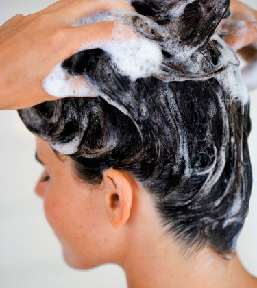 7 clarifying shampoos, under ₹1099, that will help you tackle an oily scalp