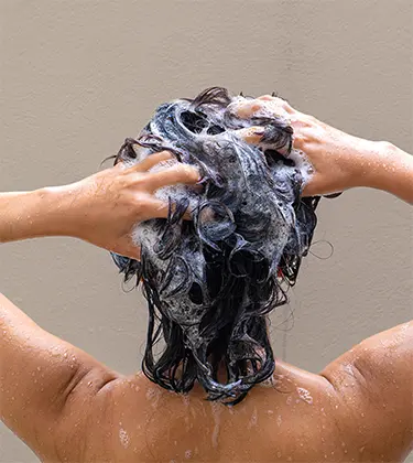 A step-by-step guide: Your fortnightly scalp detox routine