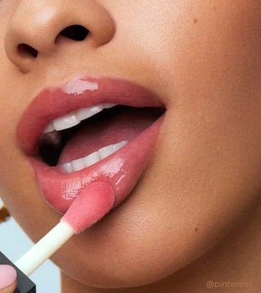 8 lip glosses under ₹999 to elevate your everyday vanity