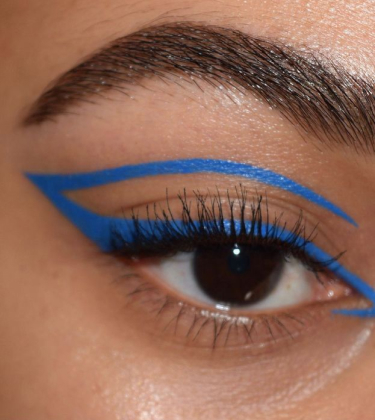 7 blue eyeliners to create your next Y2K look