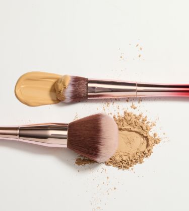 An all-you-need glam kit for going out-out