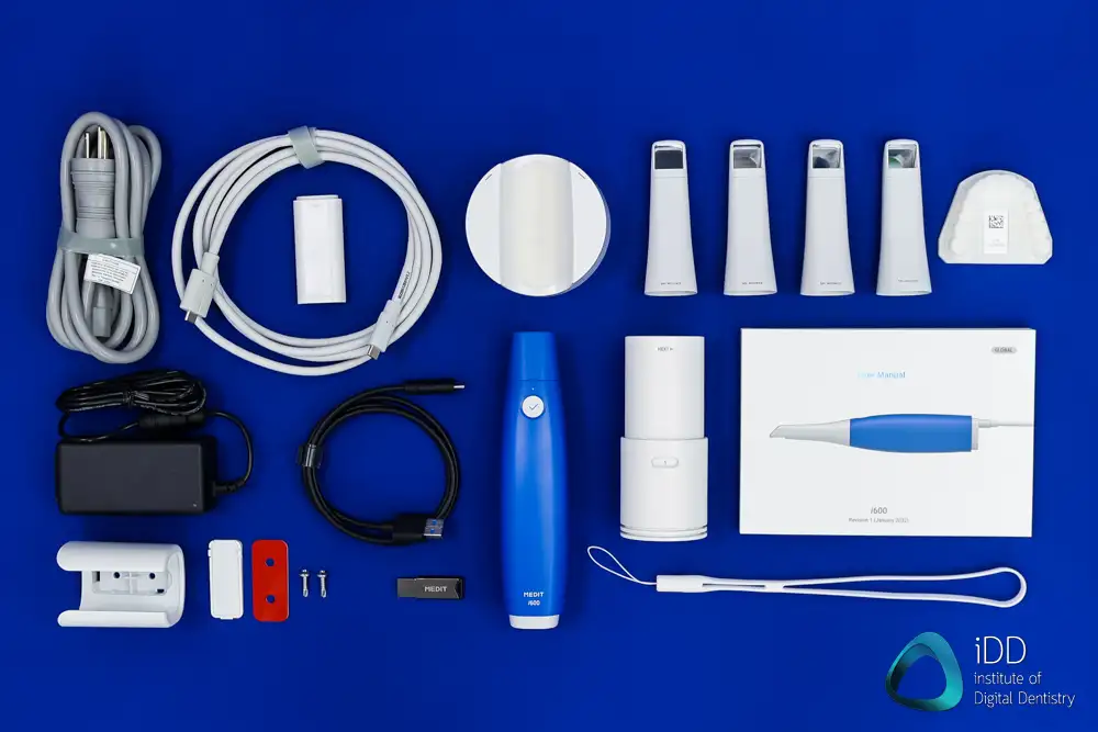 Scanner intra-oral Medit i700 équipé de son embout en bouche, vue d'ensemble