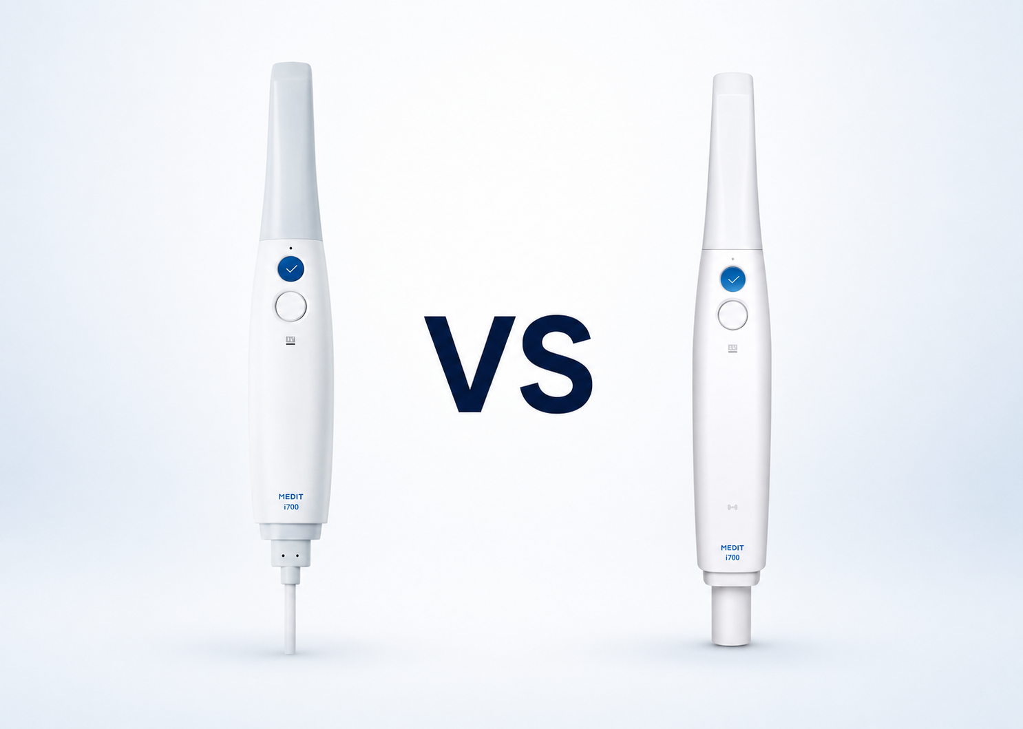 Scanner intra-oral Medit i700 filaire face au scanner Medit i700 sans fil, présentés côte à côte avec un “VS” au centre sur fond clair.