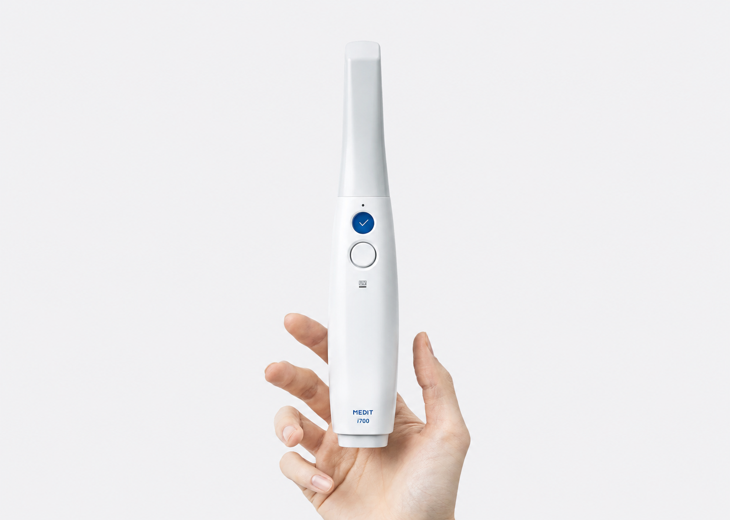 Scanner intra-oral Medit i700 tenu en main, présenté sur fond clair avec un design blanc minimaliste et deux boutons de contrôle.