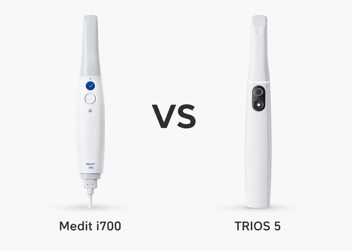 Scanner intra-oral Medit i700 comparé au scanner intra-oral TRIOS 5, présentés côte à côte avec un “VS” au centre sur fond blanc.