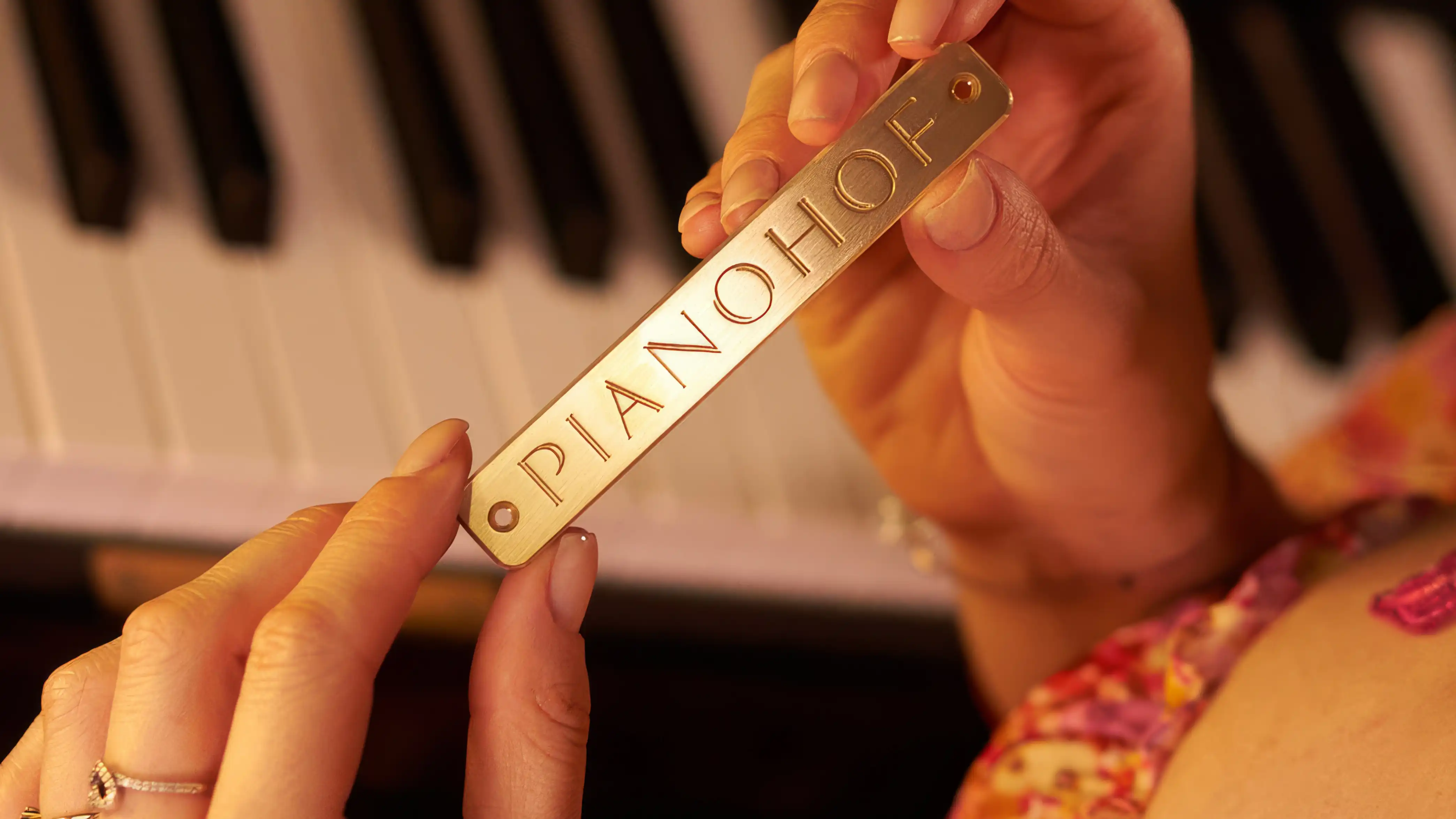 PIANOHOF Logo aus Messing, CNC gefräst, Nahaufnahme in der Werkstatt