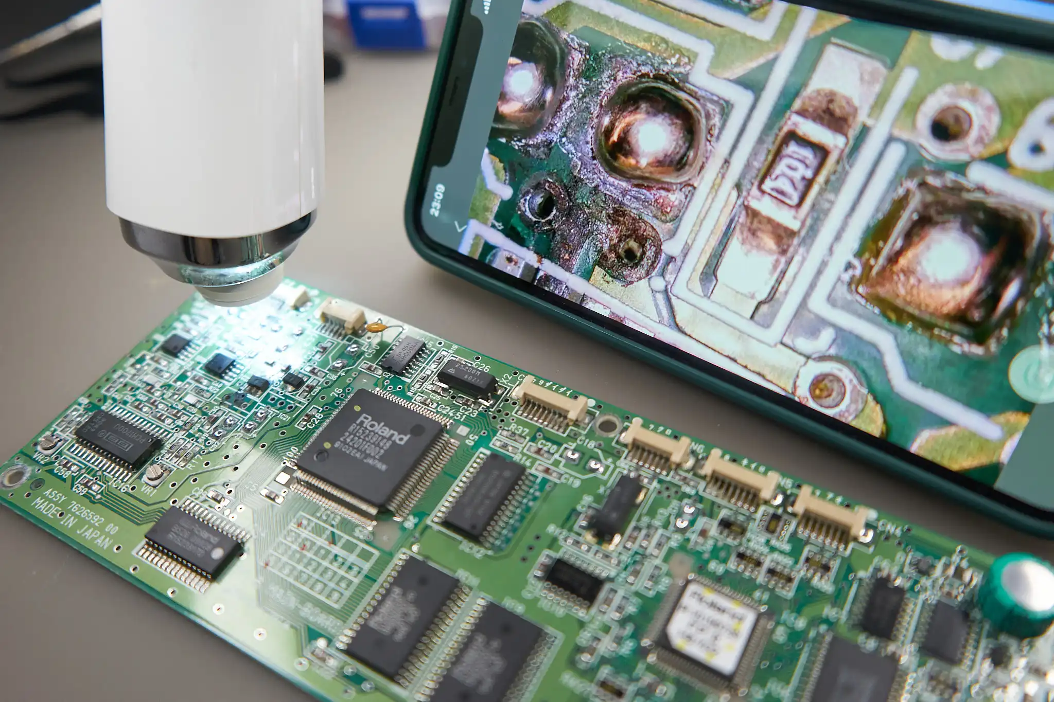 Roland Mainboard unter Mikroskop, Korrosion auf SMD-Bauteilen, E-Piano Reparatur