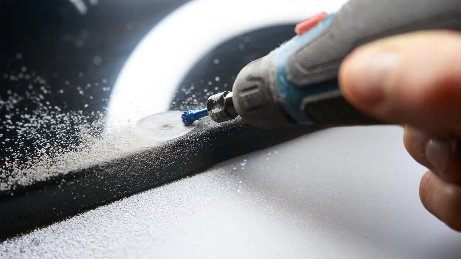 Klavier Lackschaden tiefe Delle im schwarzen Polyesterlack