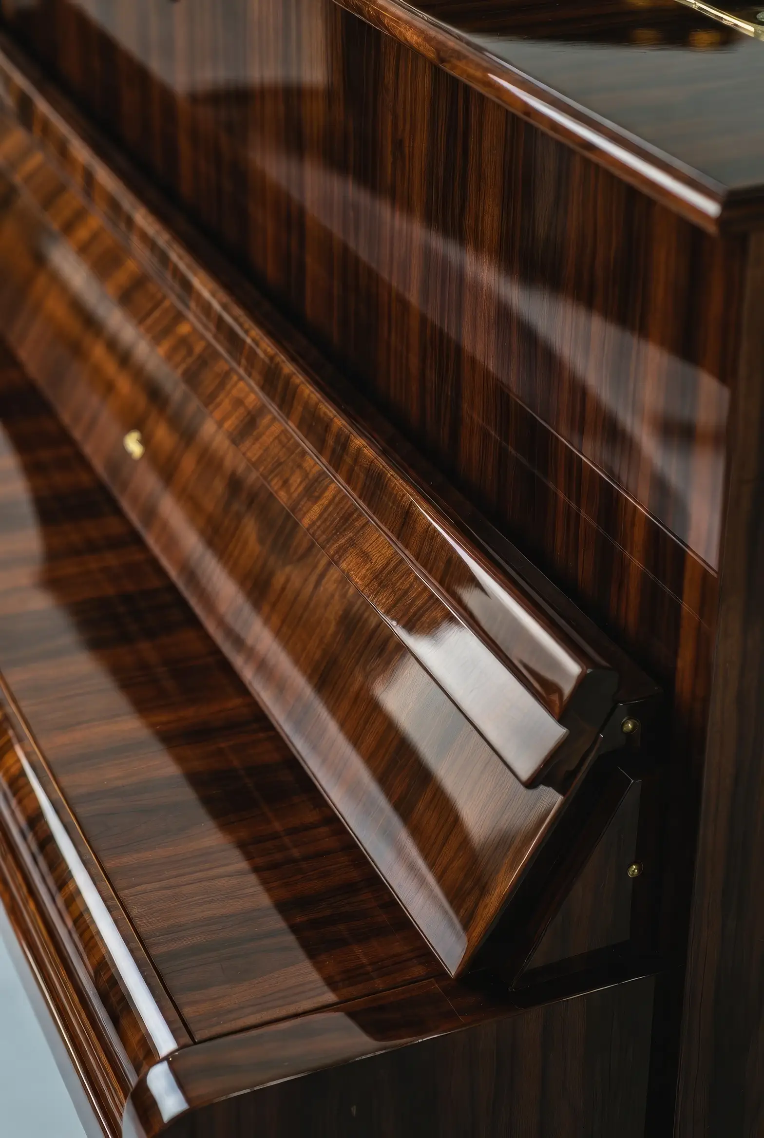 Detail der Holzmaserung am Klavier unter klarem Polyesterlack mit Spiegelglanz