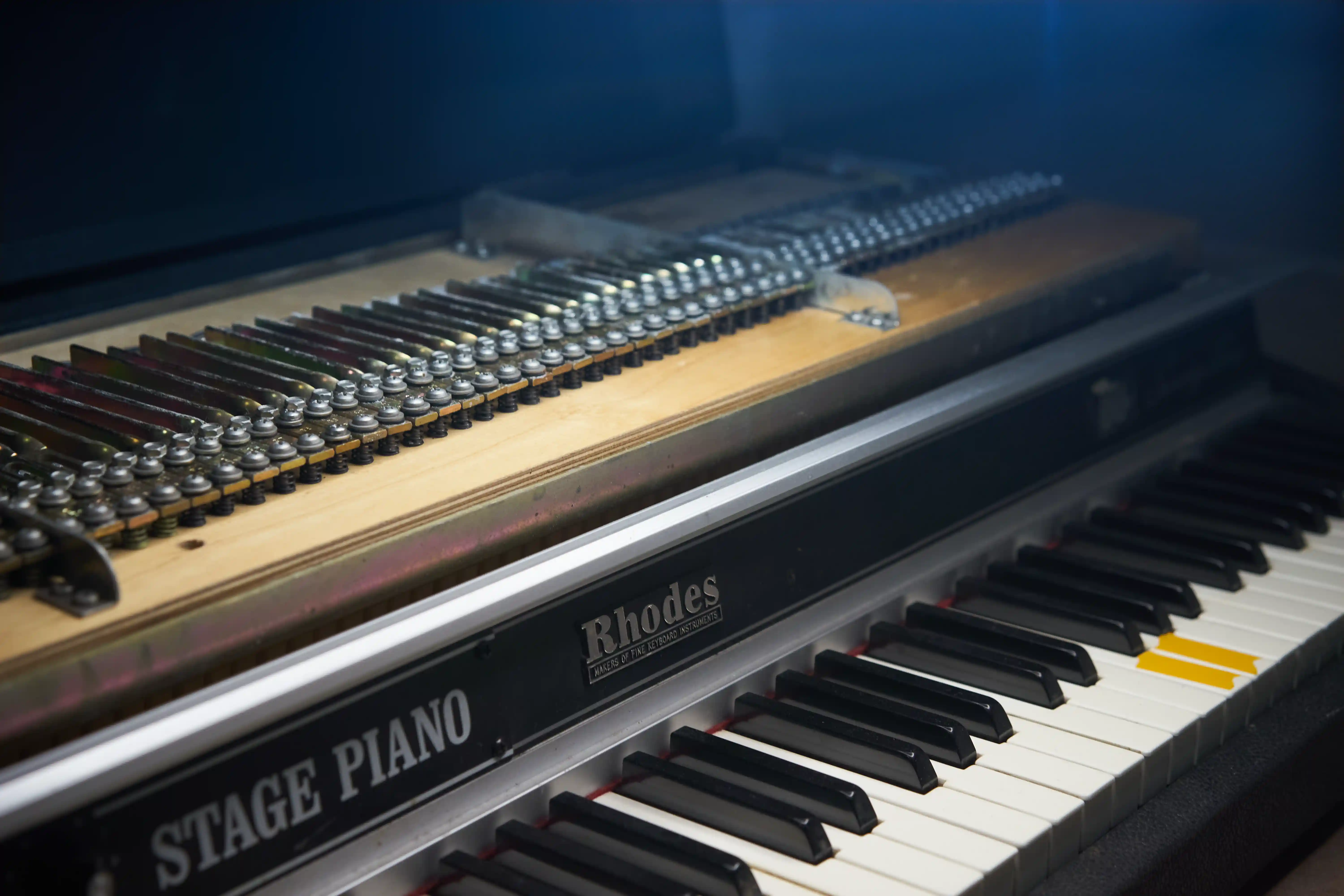 Geöffnetes Rhodes Mark II Stage 73 mit sichtbaren Tonebars und Tastatur vor der Reparatur
