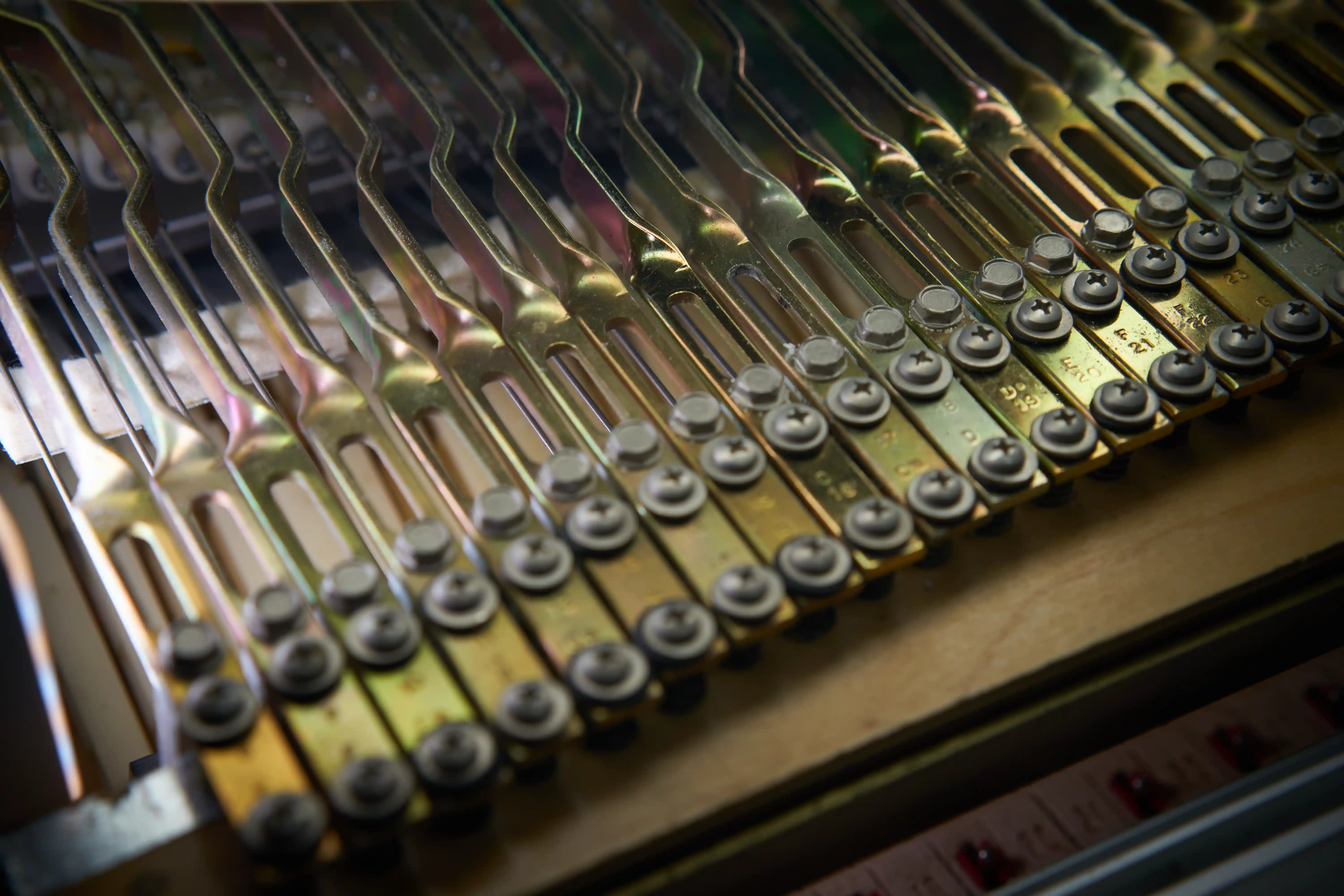 Tonebars und Grommets eines Rhodes Mark I Suitcase 88 bei der Überholung