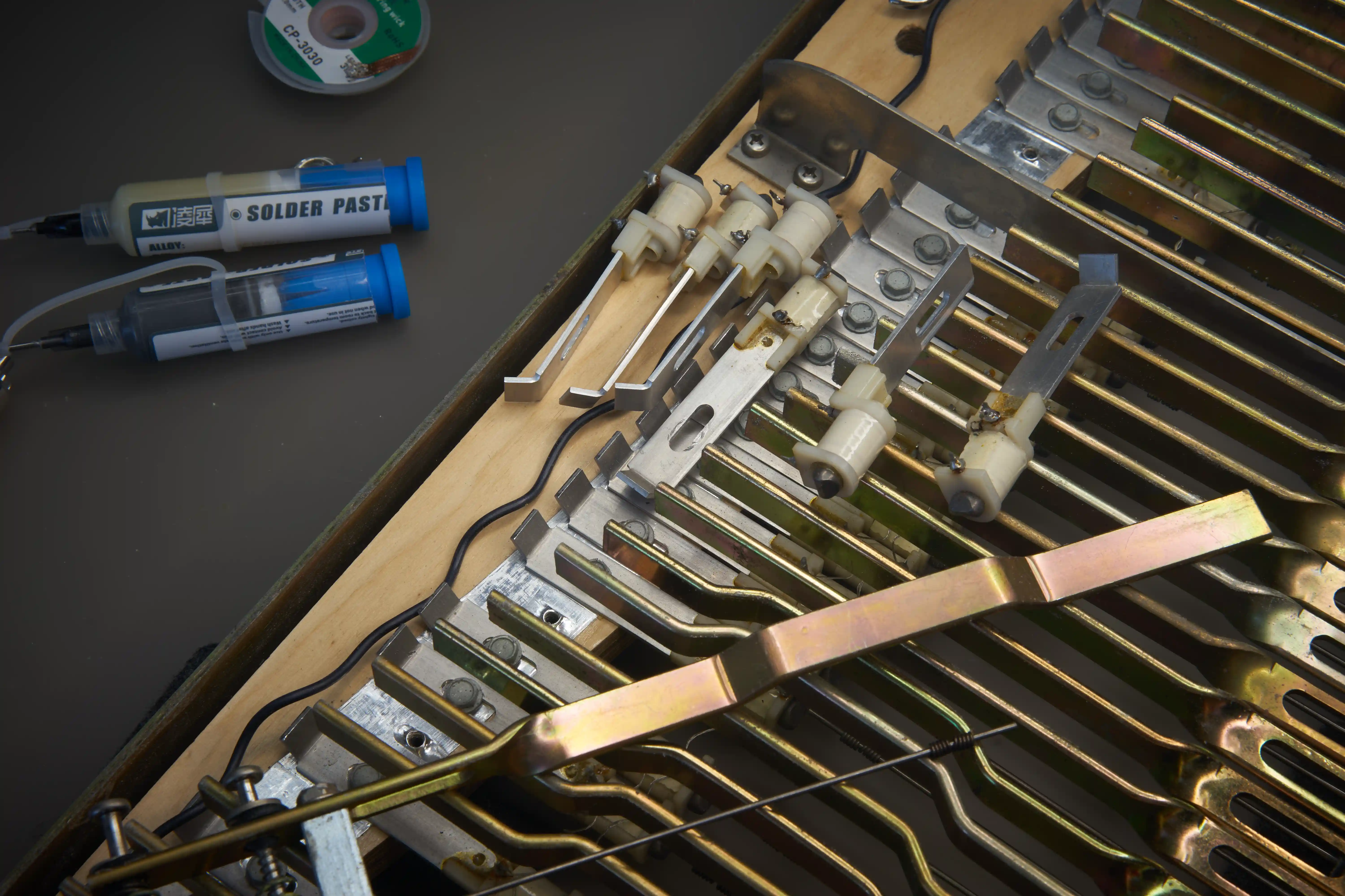 Pickups, Tines -Resonatoren eines Rhodes Stage 73 bei der Reparatur in Berlin