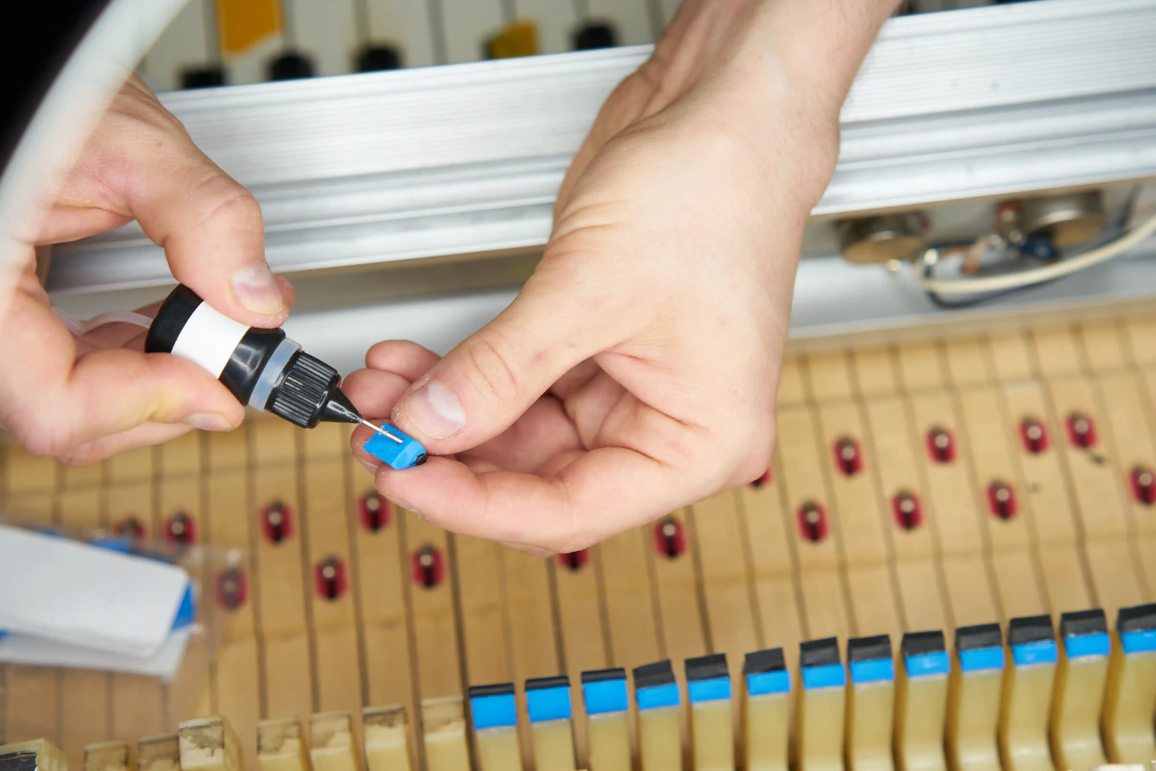 Neue Hammertips werden bei der Reparatur eines Fender Rhodes in der Werkstatt Berlin montiert