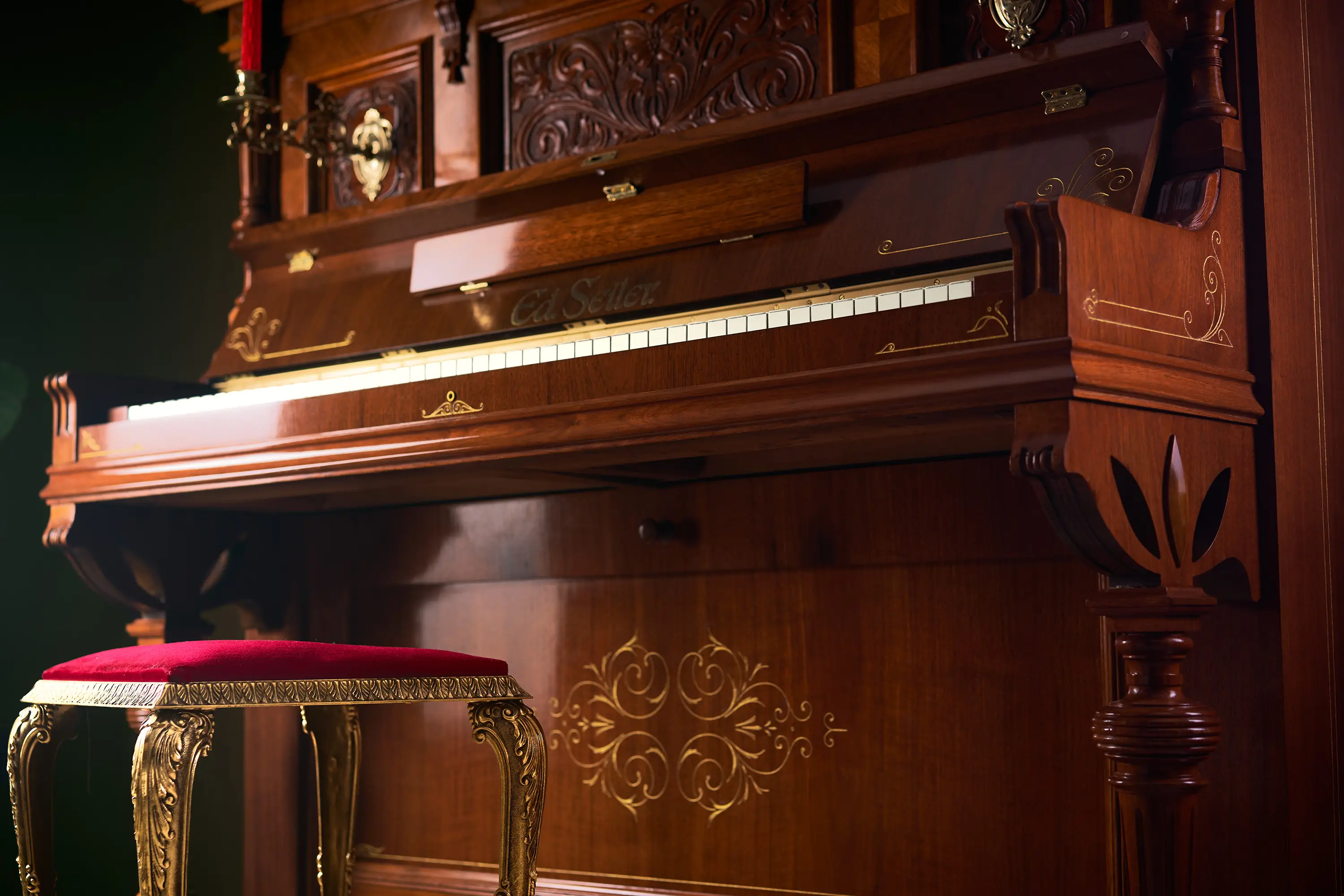 Vergoldene Klavierbank und Ed. Seiler - Gebrauchtes Klavier kaufen in Berlin, restauriert ca. 1906, Nussbaum Schellack, 134 cm, Berlin-Steglitz