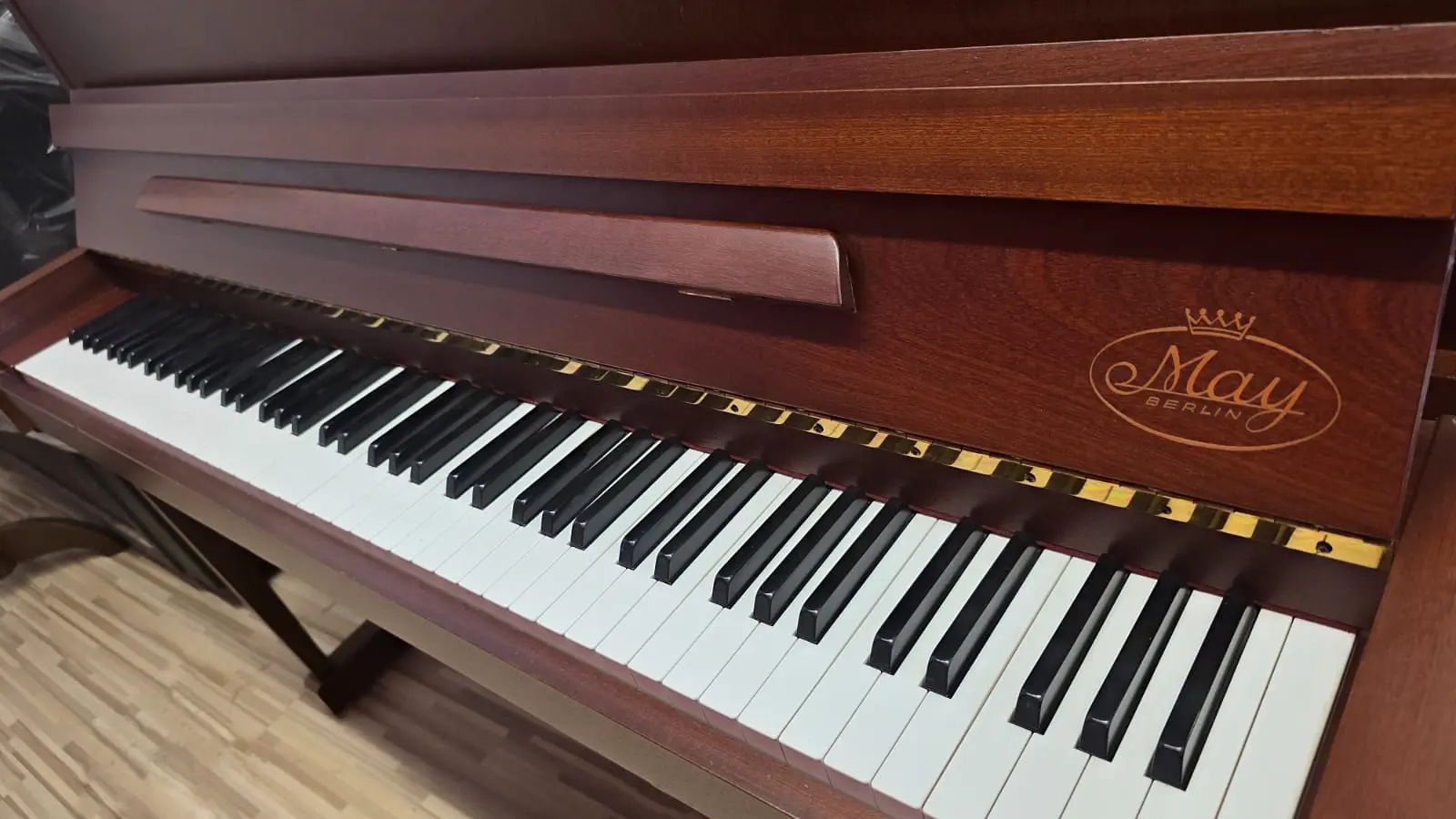 MAY Berlin - Gebrauchtes Klavier kaufen in Berlin – Nussbaum/Mahagoni-Optik, warmer Klang, Probespielen in Steglitz