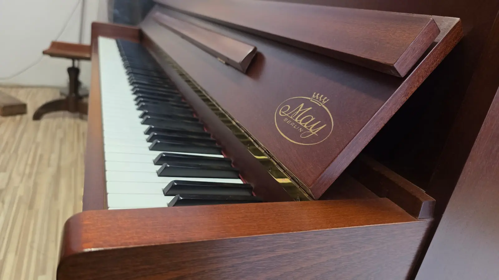 Klaviertasten - MAY Berlin - Gebrauchtes Klavier kaufen in Berlin â Nussbaum/Mahagoni-Optik, warmer Klang, Probespielen in Steglitz