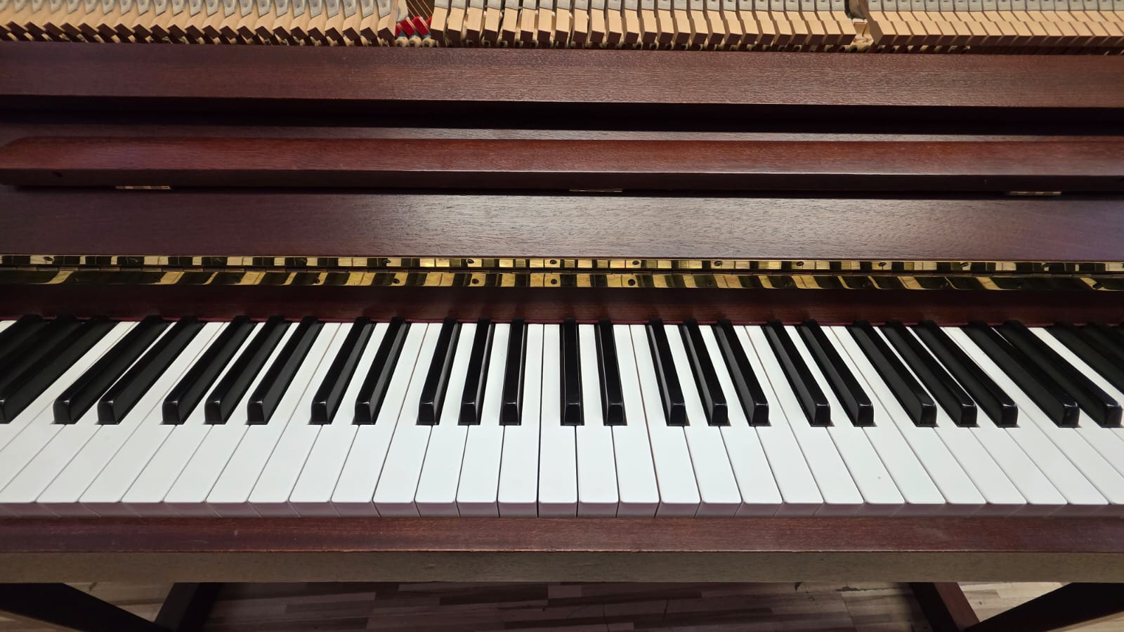 Tastatur - MAY Berlin - Gebrauchtes Klavier kaufen in Berlin â Nussbaum/Mahagoni-Optik, warmer Klang, Probespielen in Steglitz