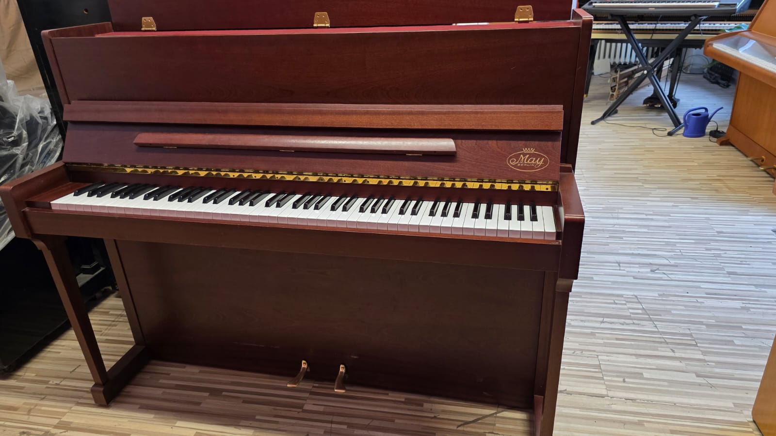 MAY - Gebrauchtes Klavier kaufen in Berlin â Nussbaum/Mahagoni-Optik, warmer Klang, Probespielen in Steglitz